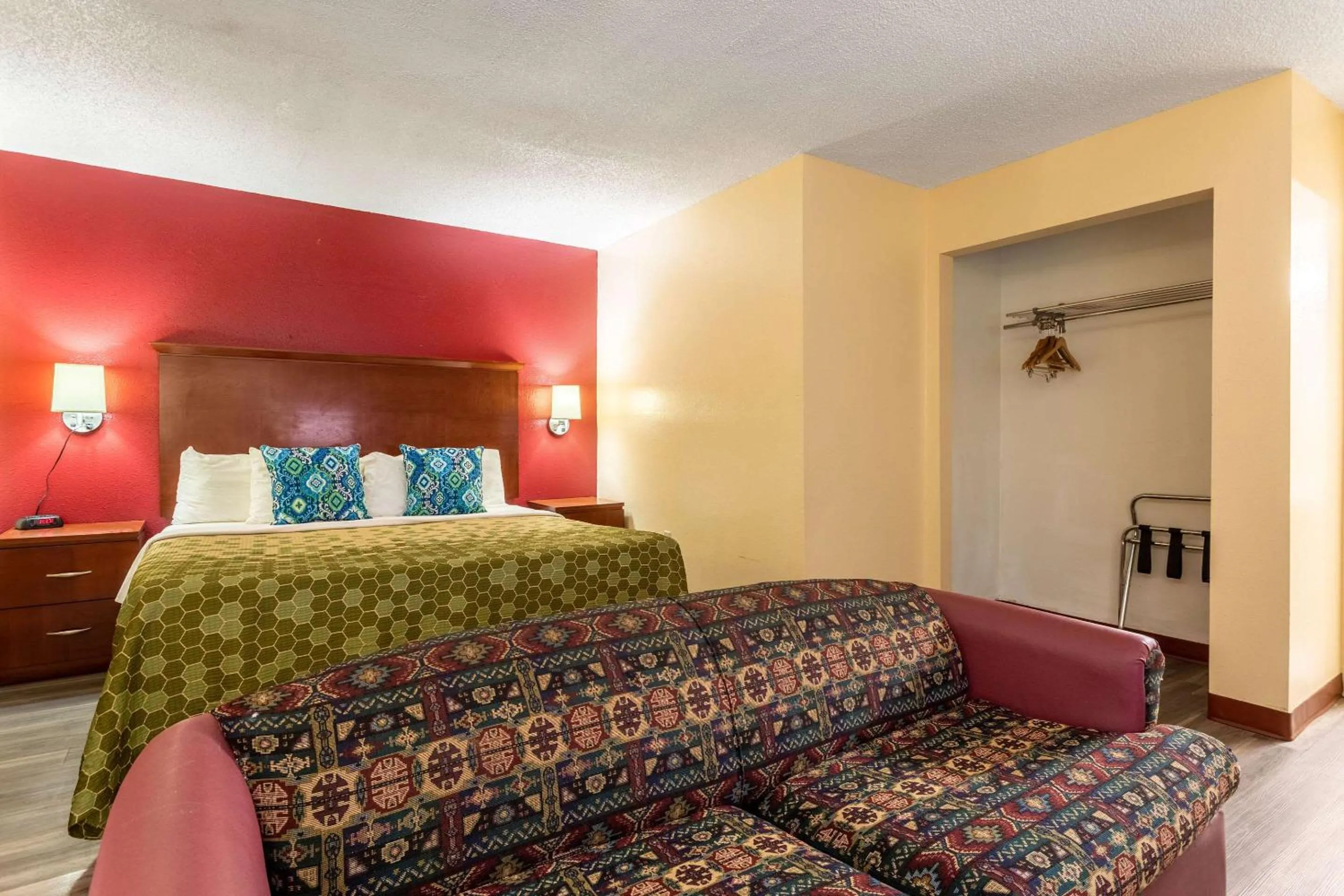 Photo of the whole room, Bed in Econo Lodge Gallup West