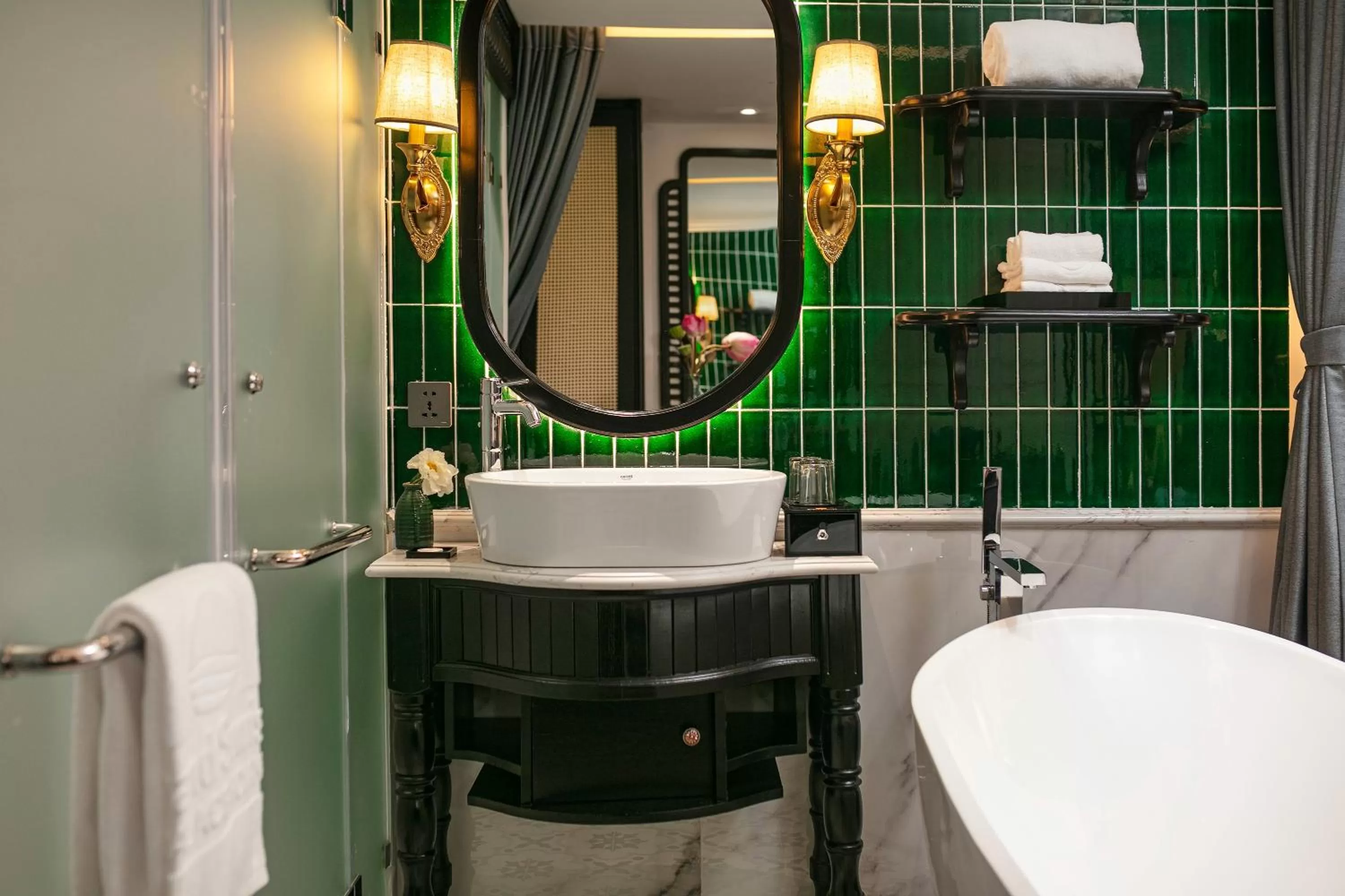 Shower in Grand Sunrise Palace Hoi An- A Luxury Indochine Hotel & Spa