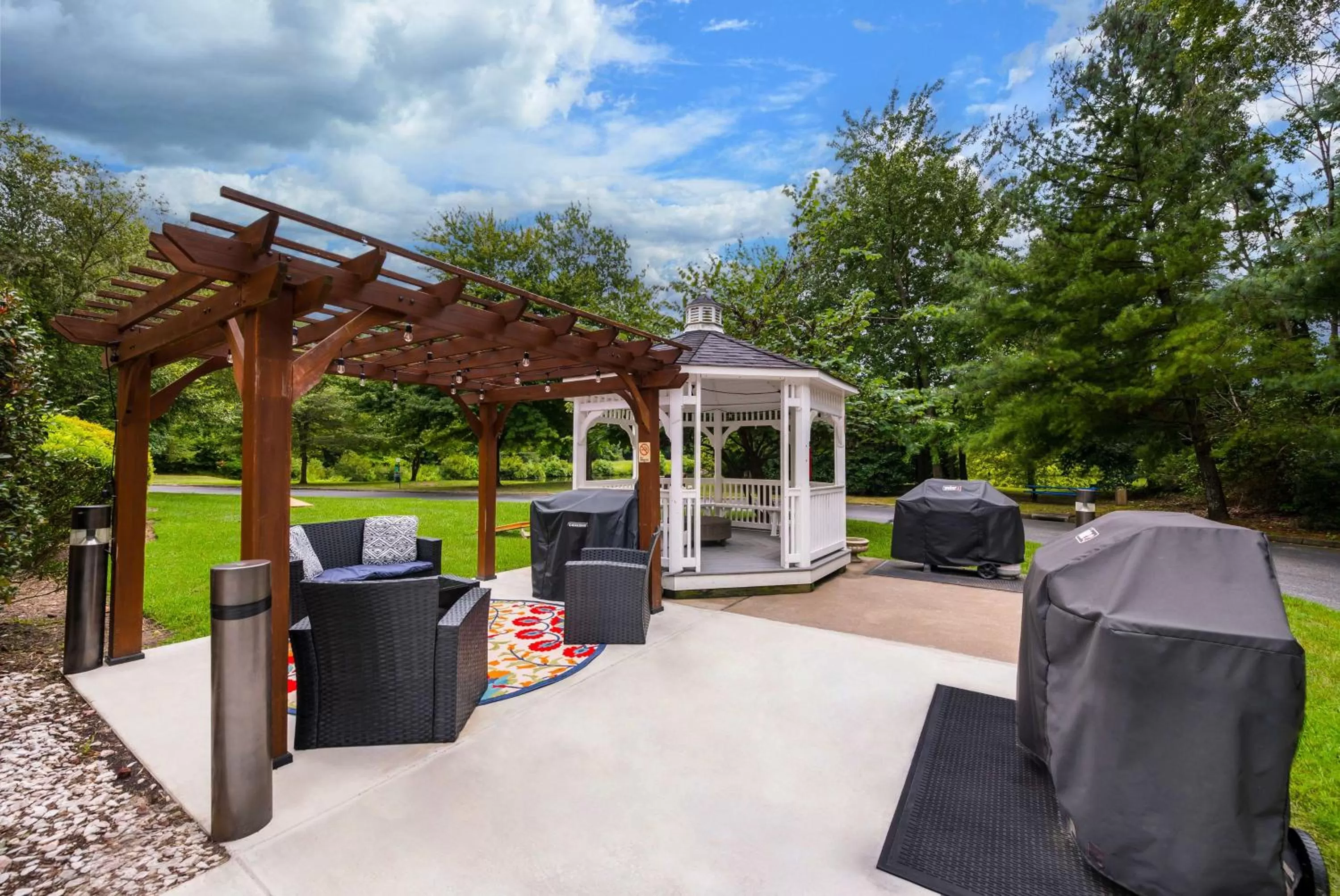 Patio in Sonesta Simply Suites Hampton