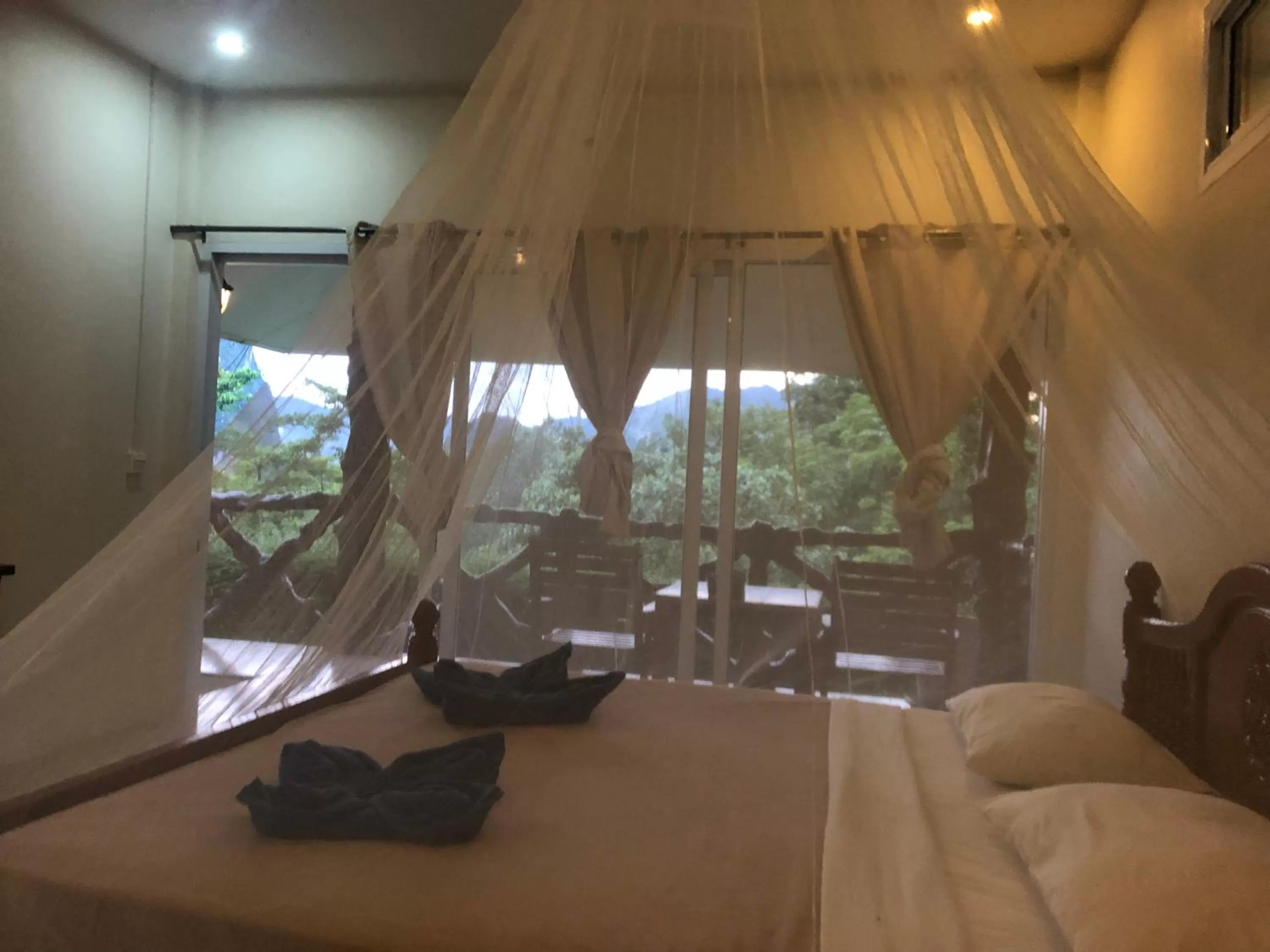 Bed in Khao Sok Hill Top Resort