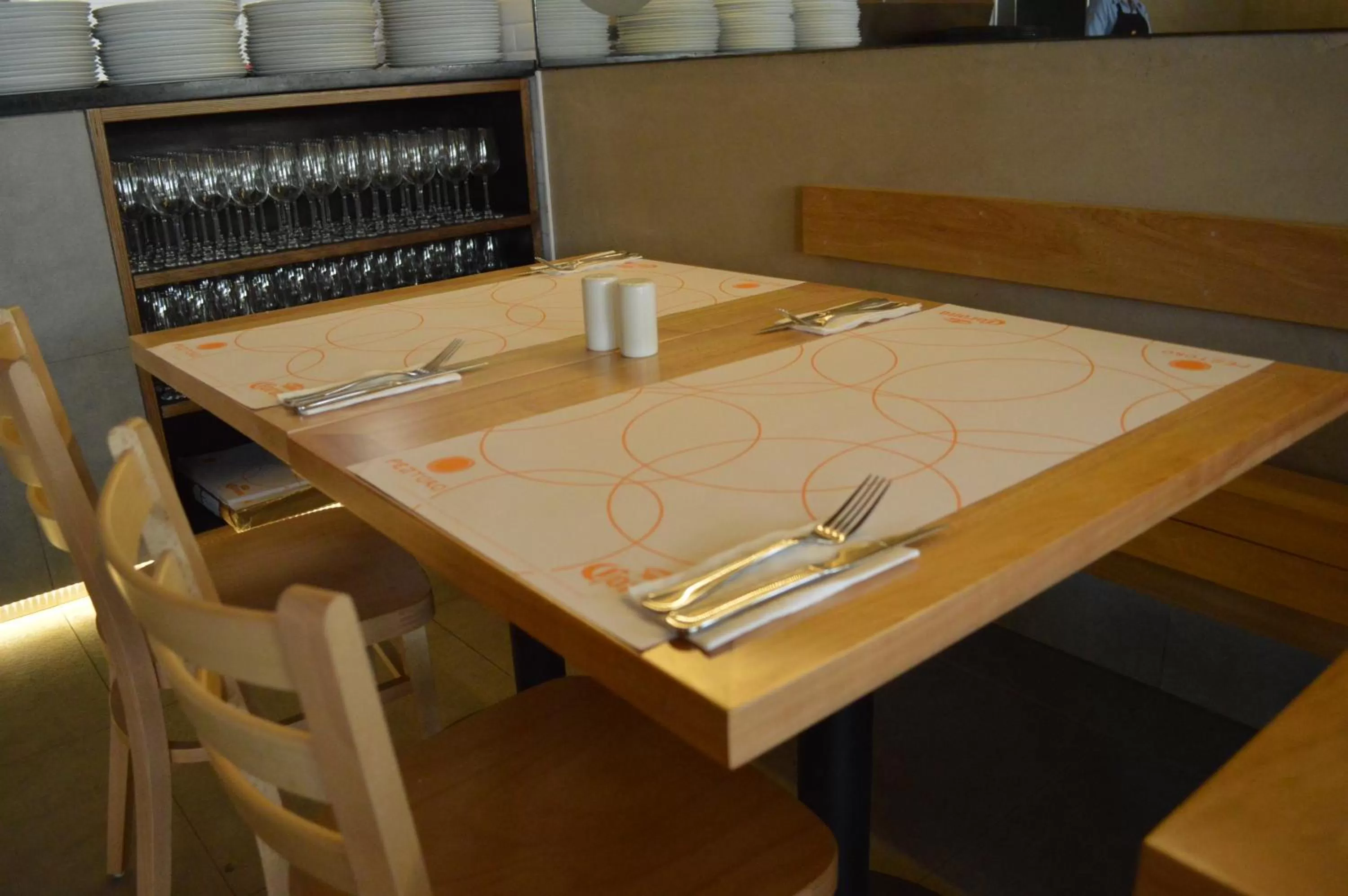 Restaurant/places to eat in Hotel Diego de Velazquez