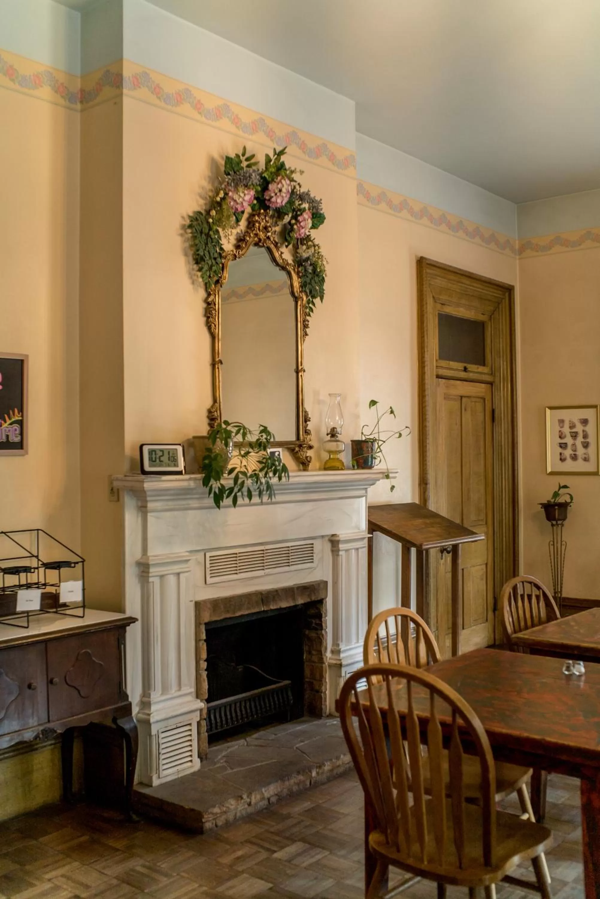 Communal lounge/ TV room in The Mulberry Inn -An Historic Bed and Breakfast