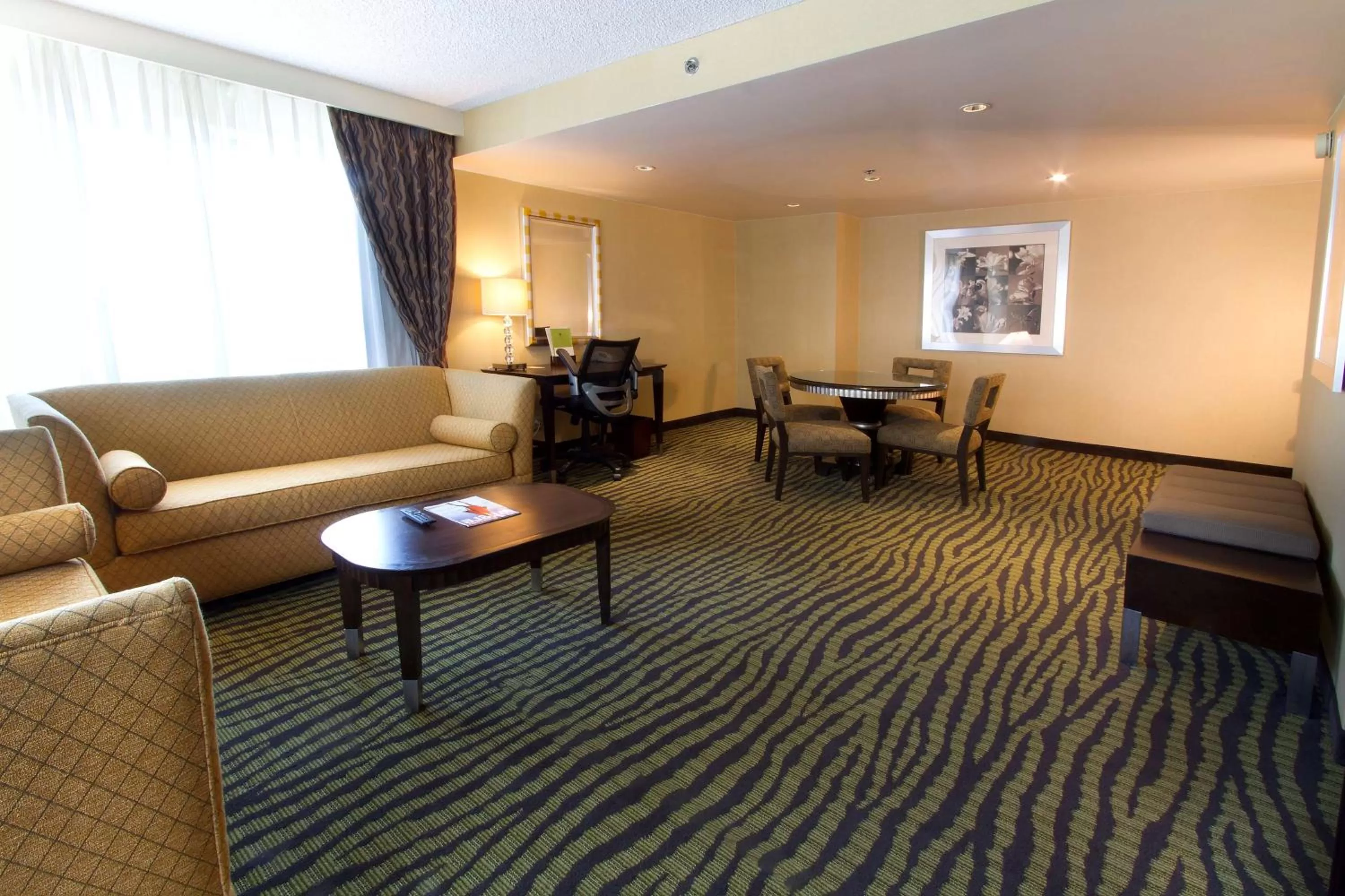 Living room, Seating Area in DoubleTree by Hilton Orange County Airport