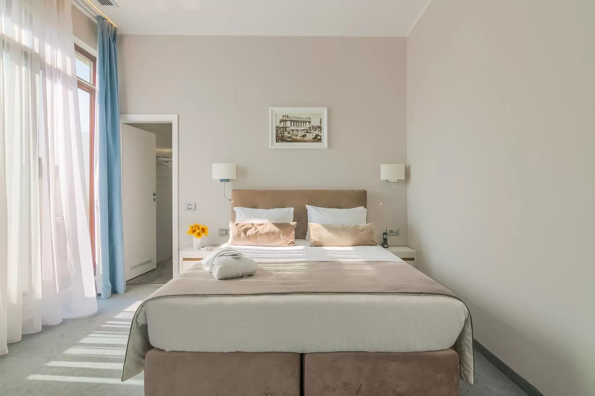 Bed in New Era Hotel Old Town Party Zone Bucharest- parking with fee nearby - NOT at the hotel !