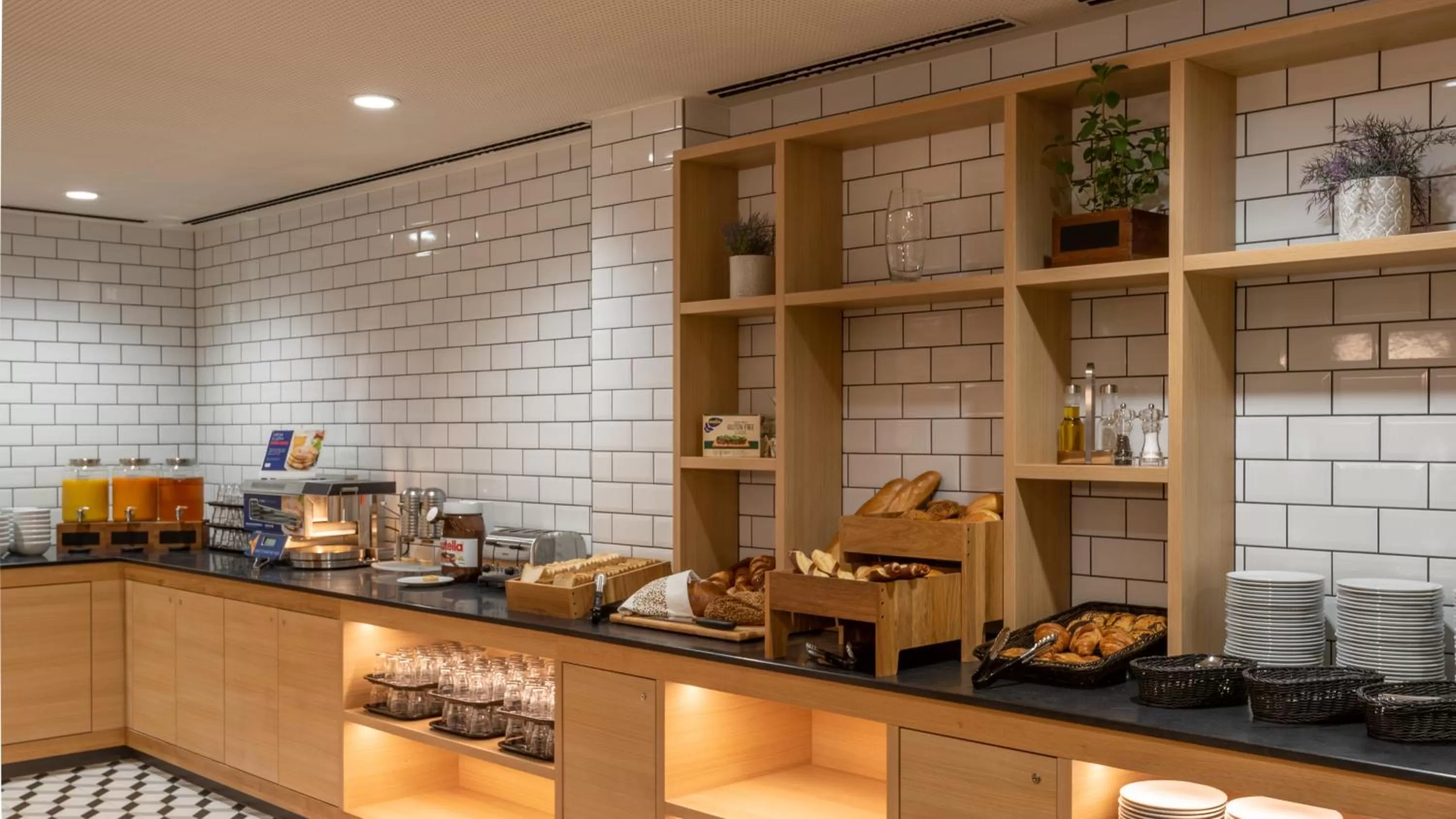 Restaurant/places to eat in Holiday Inn Express - Hamburg South A7-AS42 by IHG