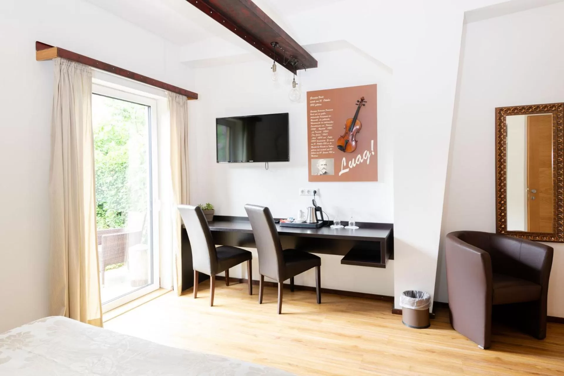 Photo of the whole room in S'Matt Bob