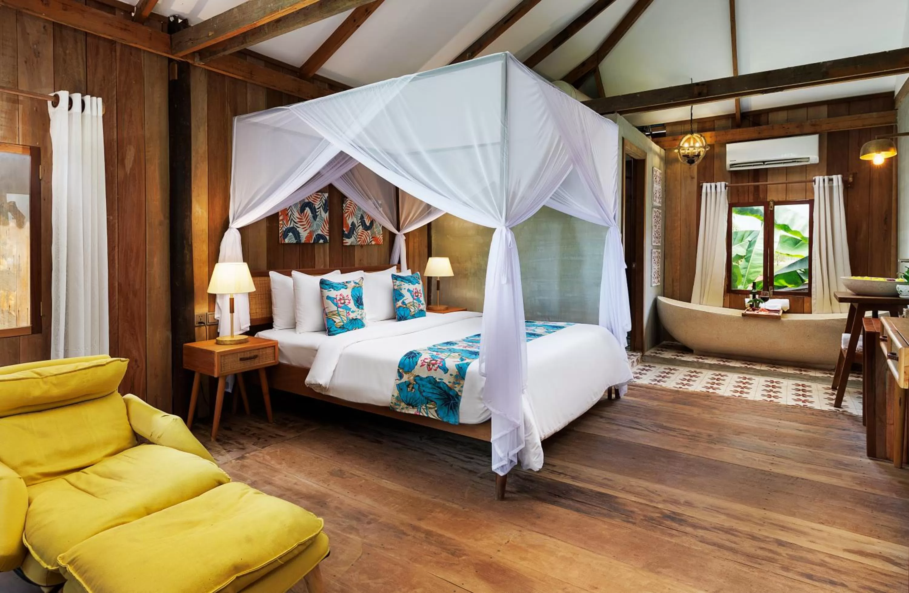 Bed in Dontrei Villa Angkor