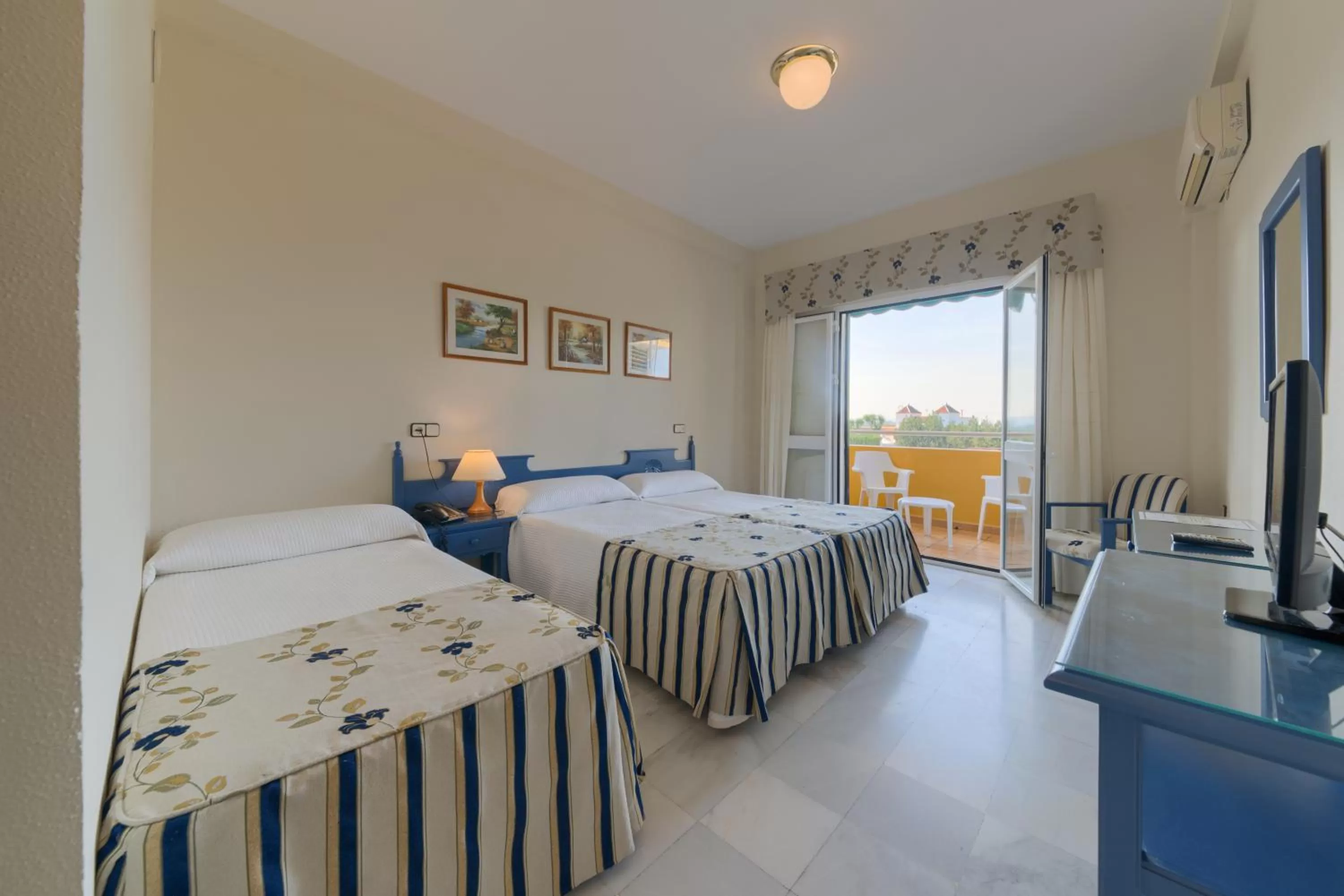 Photo of the whole room, Bed in Hotel Torre De Los Guzmanes