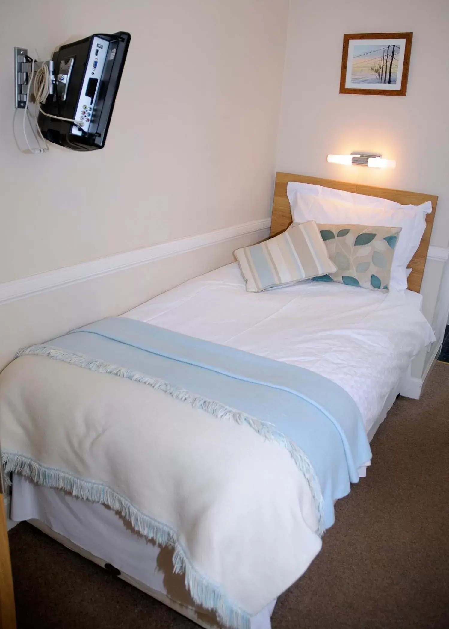 Single Room with Shower in Douglas House Single Room with Shower in Douglas House