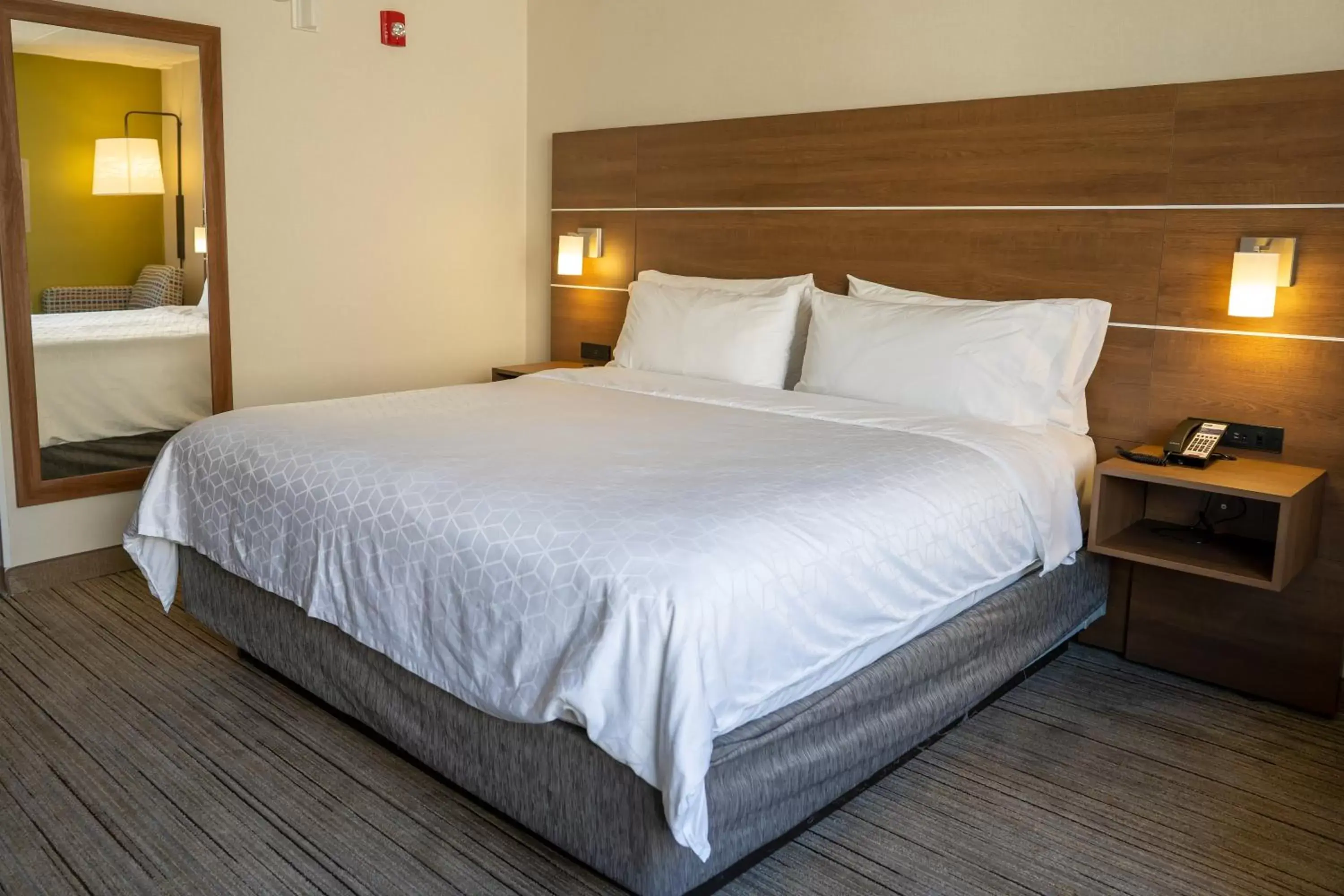 Standard Queen Room in Holiday Inn Express Boston by IHG Standard Queen Room in Holiday Inn Express Boston by IHG