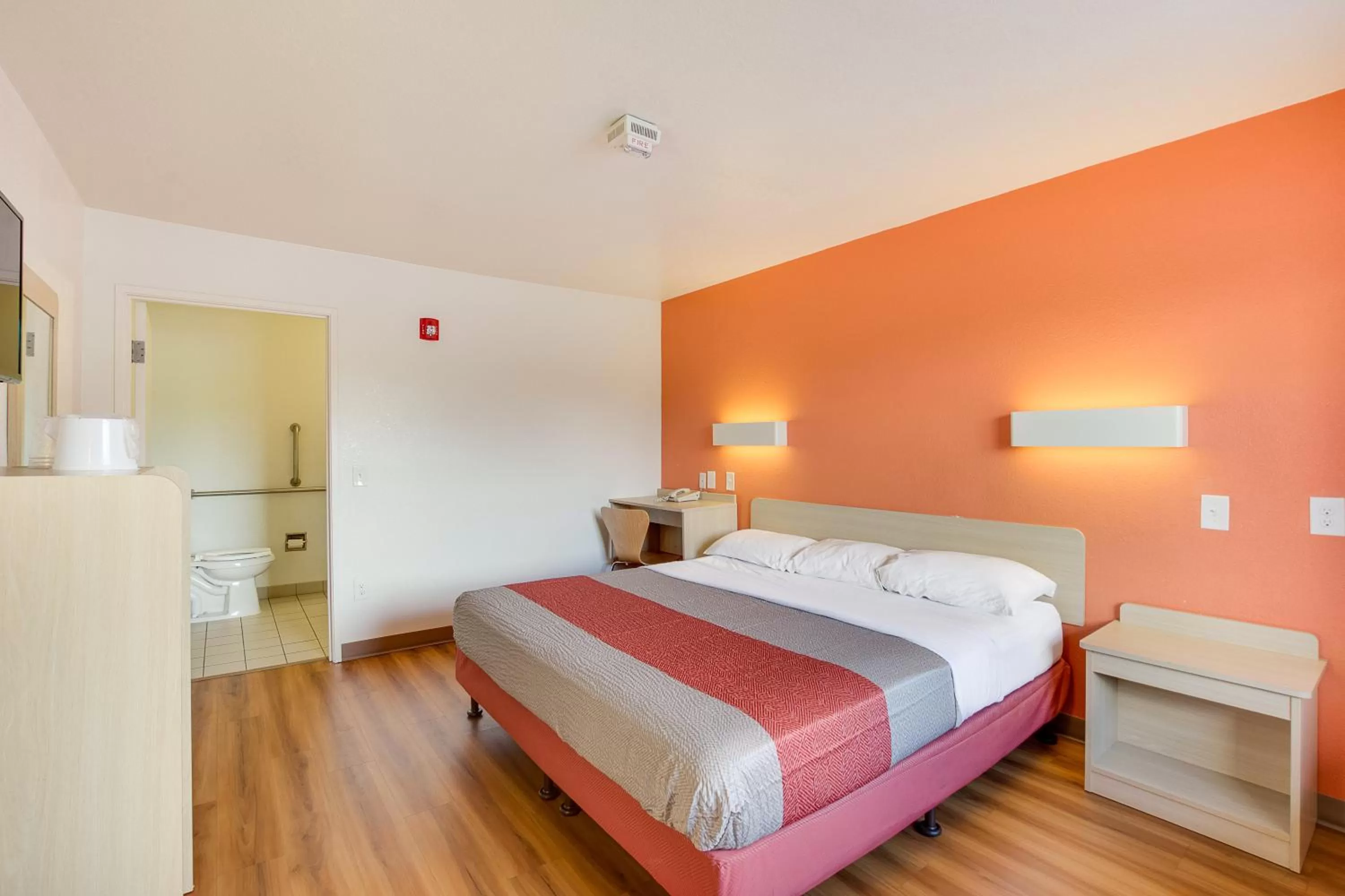 Bedroom, Bed in Motel 6-Columbus, OH - West