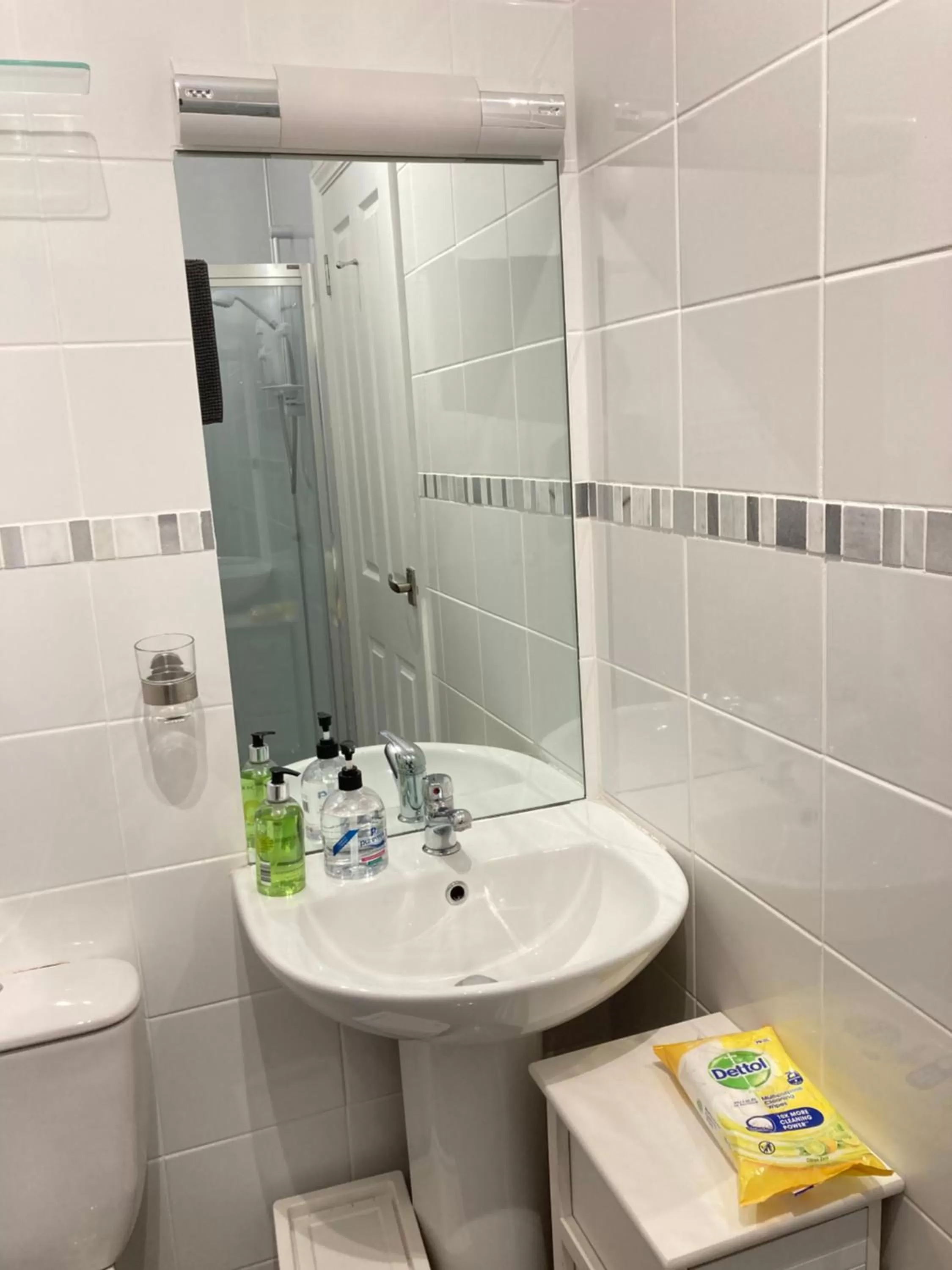 Shower in Hillcrest Bed & Breakfast