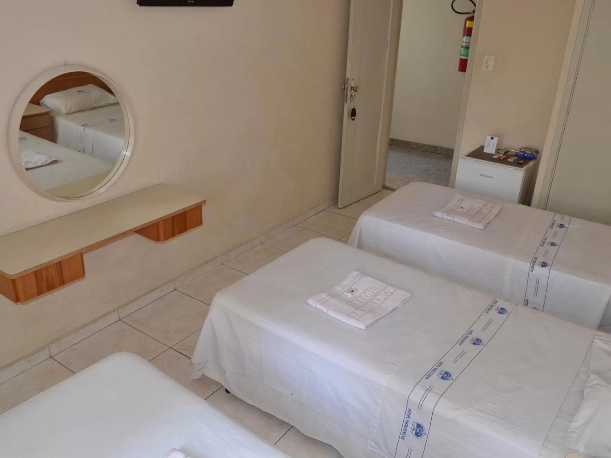 Photo of the whole room, Bathroom in Hotel Monteneve a 2 minutos do Bom Retiro, a 8 minutos da 25 de Março a 100 metros da estação de trem para Aeroporto Internacional de Guarulhos