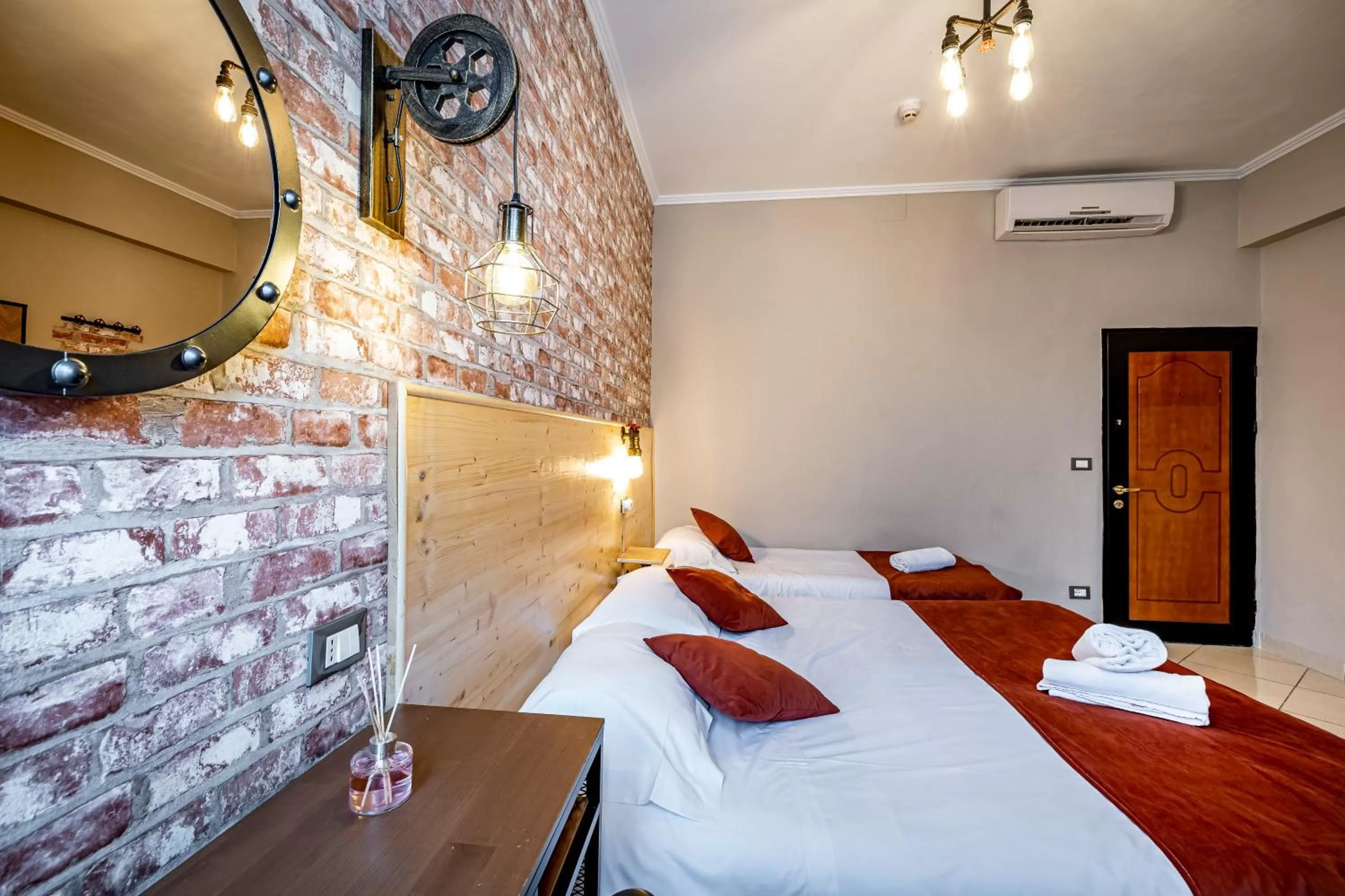 Bedroom, Bed in HOTEL VENETO con accesso ZTL