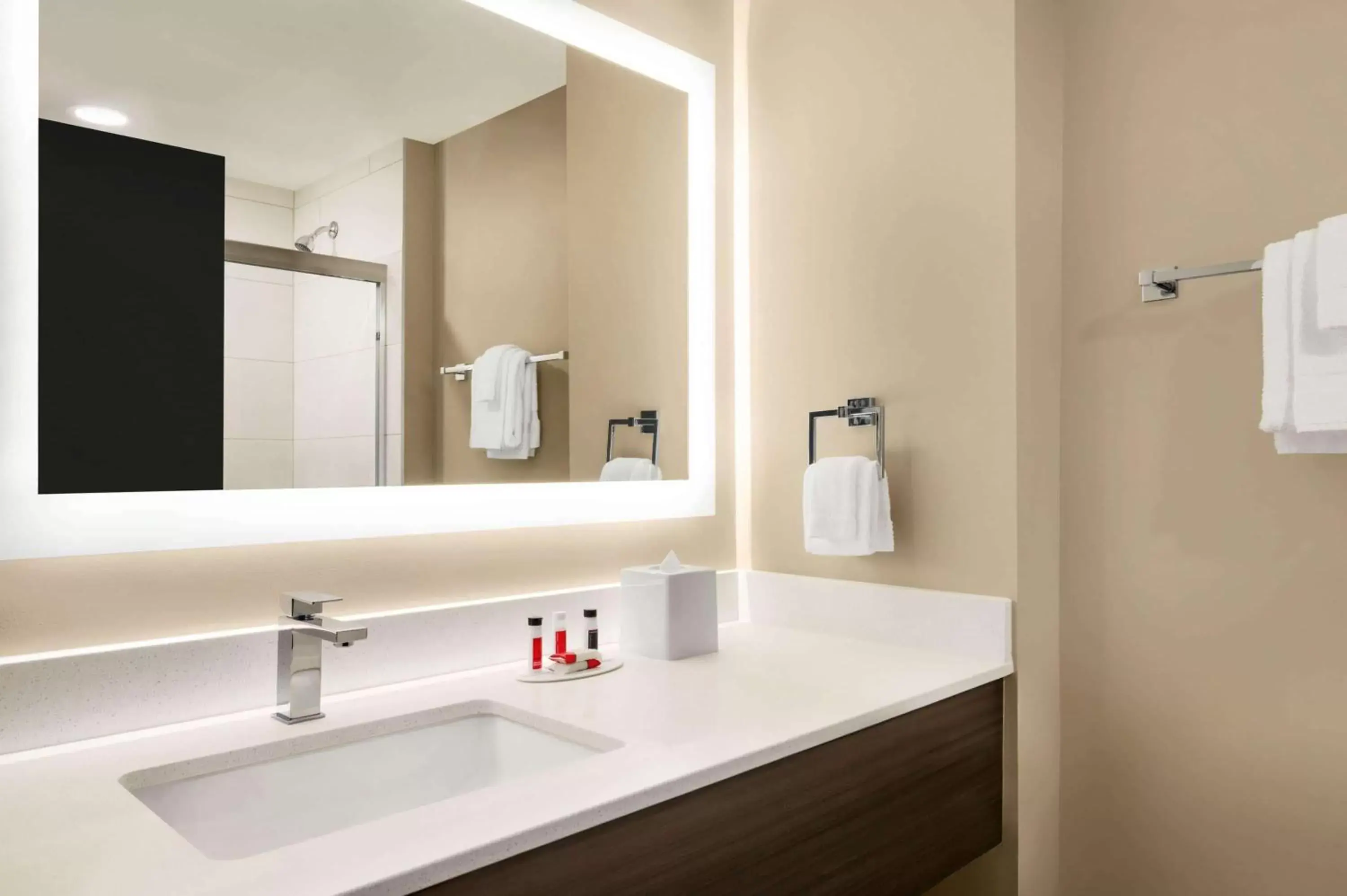 One-Bedroom King Suite - Non-Smoking in Super 8 by Wyndham Thompson One-Bedroom King Suite - Non-Smoking in Super 8 by Wyndham Thompson