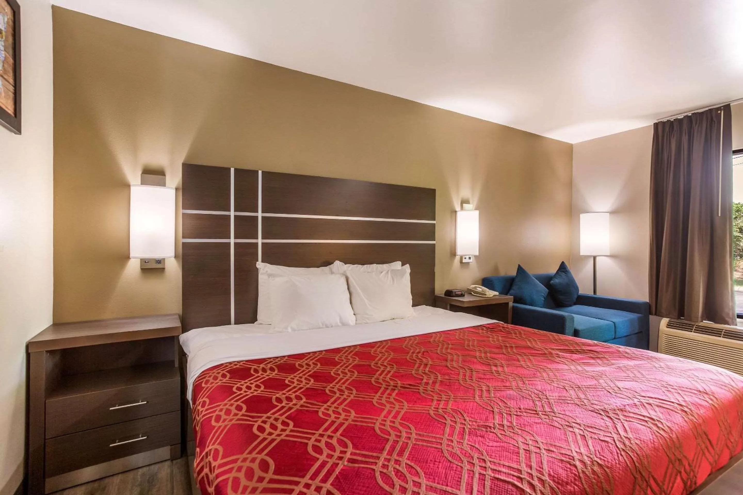 Photo of the whole room, Bed in Econo Lodge Inn & Suites Murfreesboro Shopping District