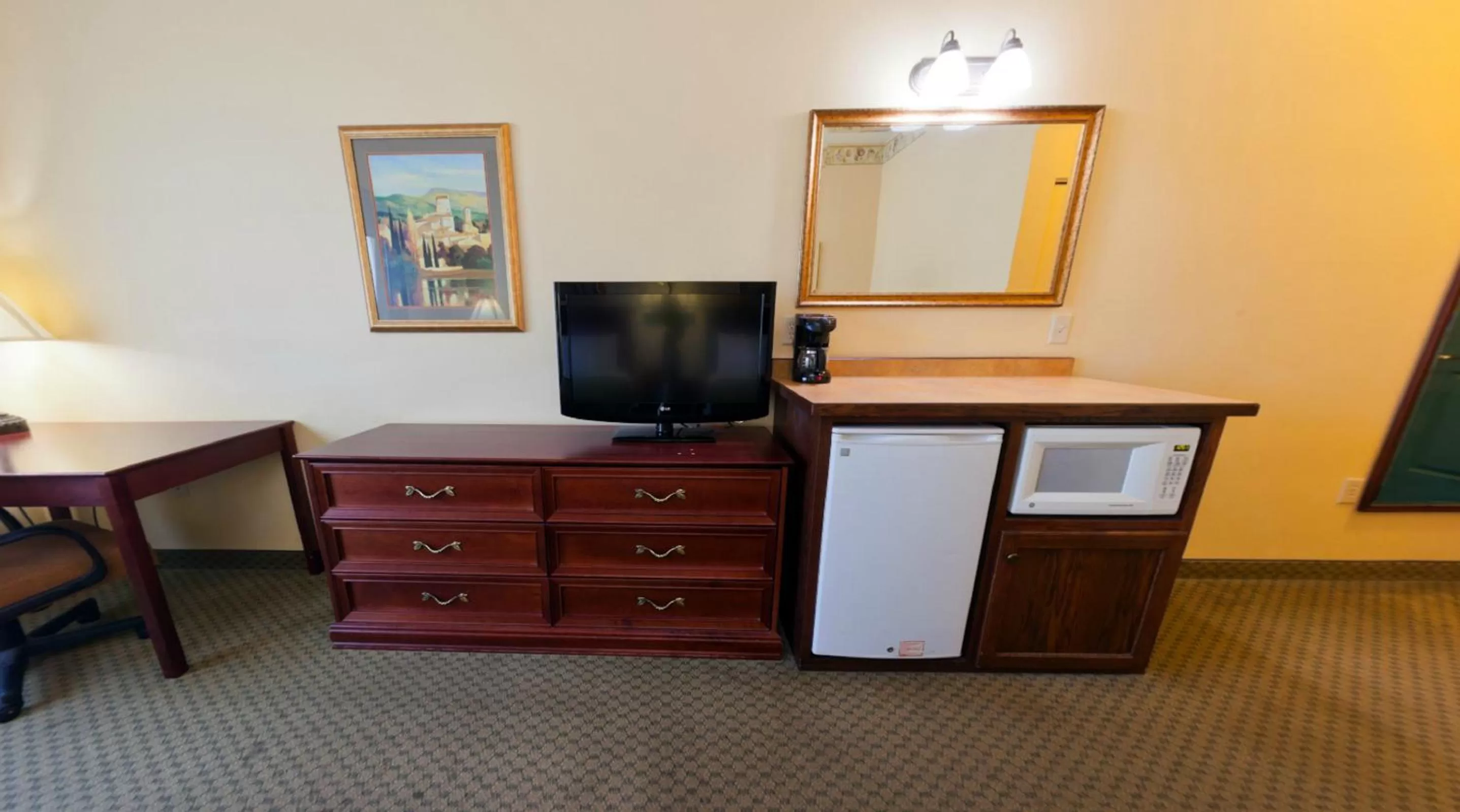 TV and multimedia in Country Inn & Suites by Radisson, St Cloud East, MN