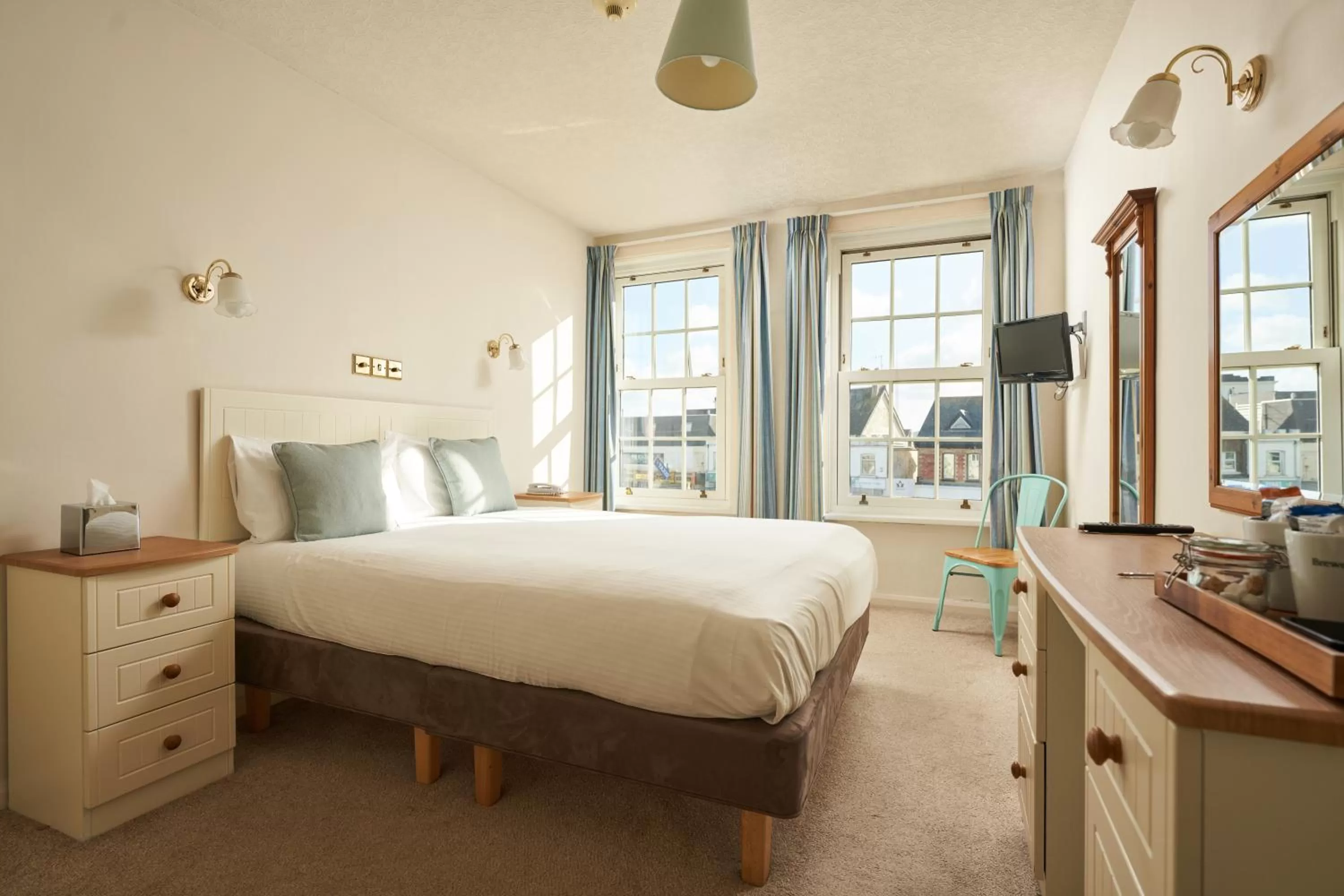 Photo of the whole room, Bed in Great Western