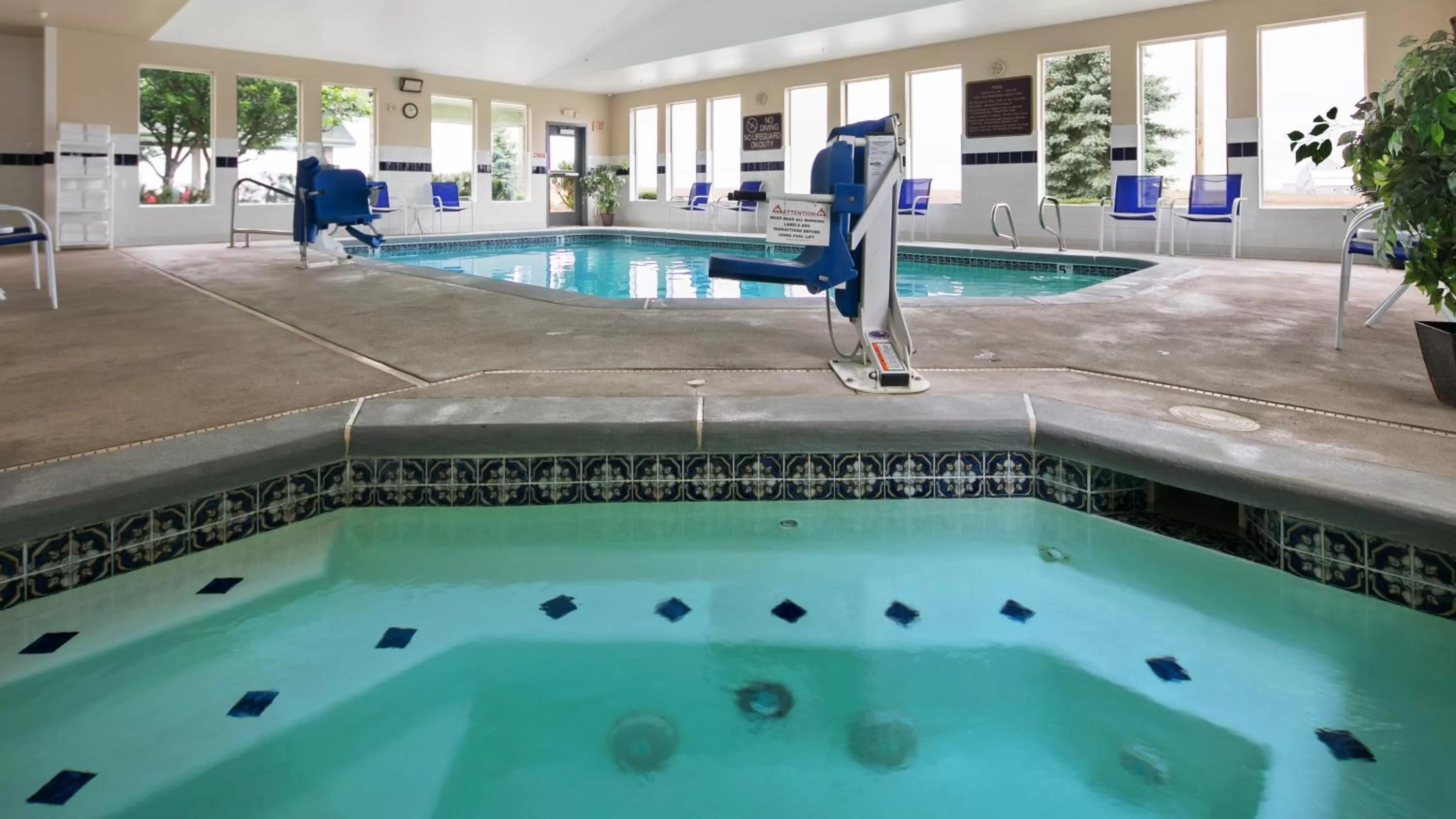 Swimming pool in Best Western Bronco Inn