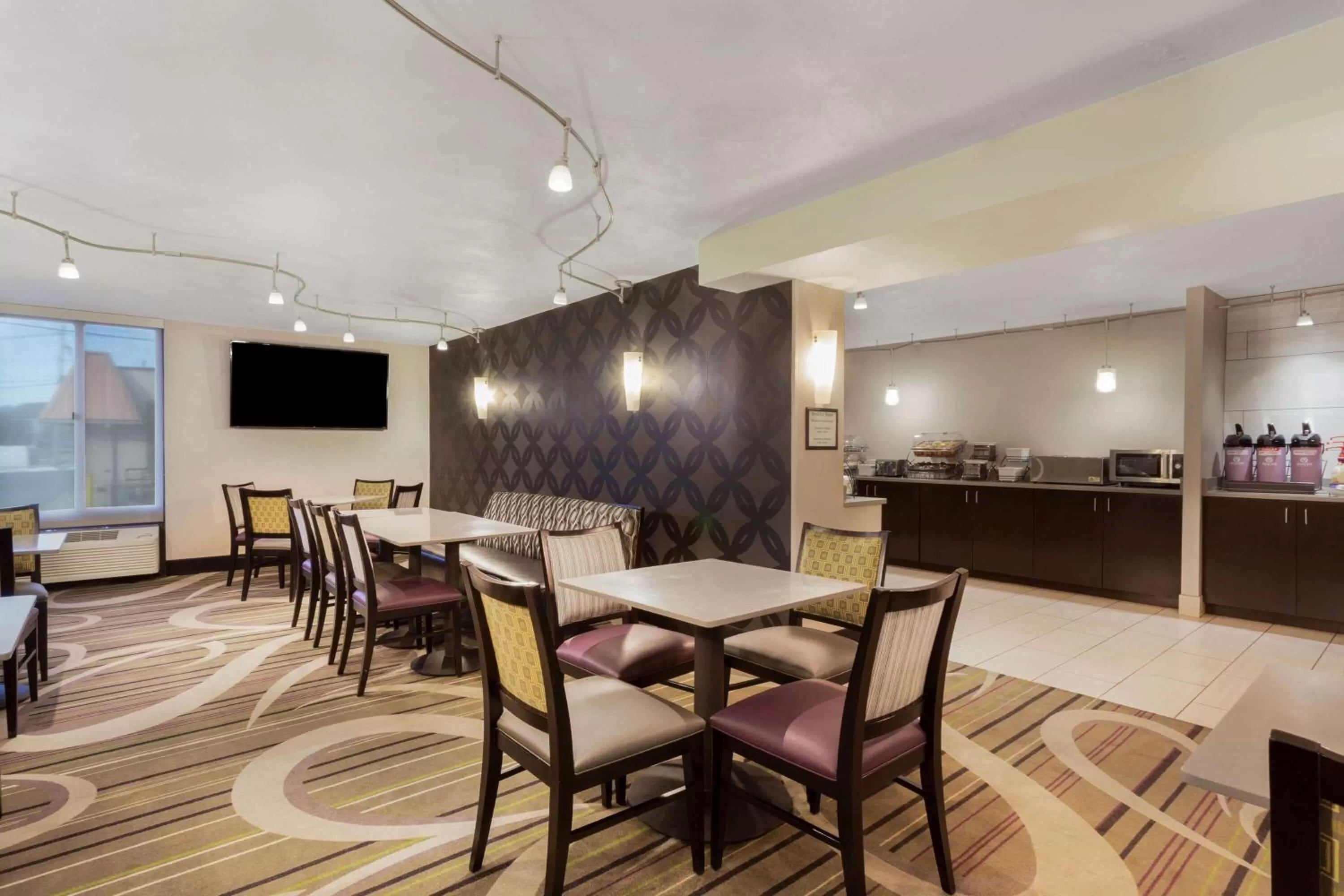 Restaurant/places to eat in La Quinta Inn by Wyndham Binghamton - Johnson City