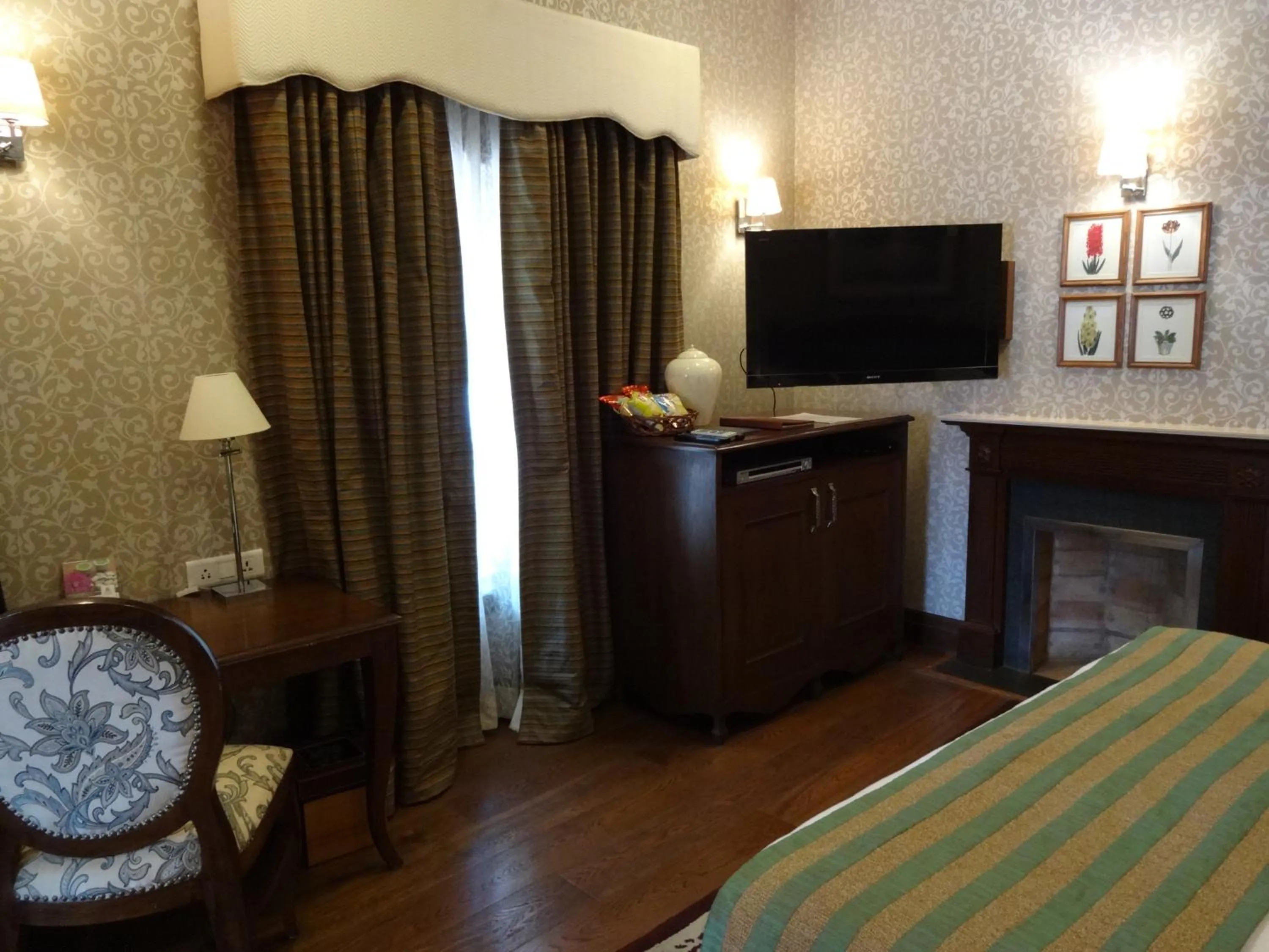 Day, Bed in The Claridges Nabha Residence