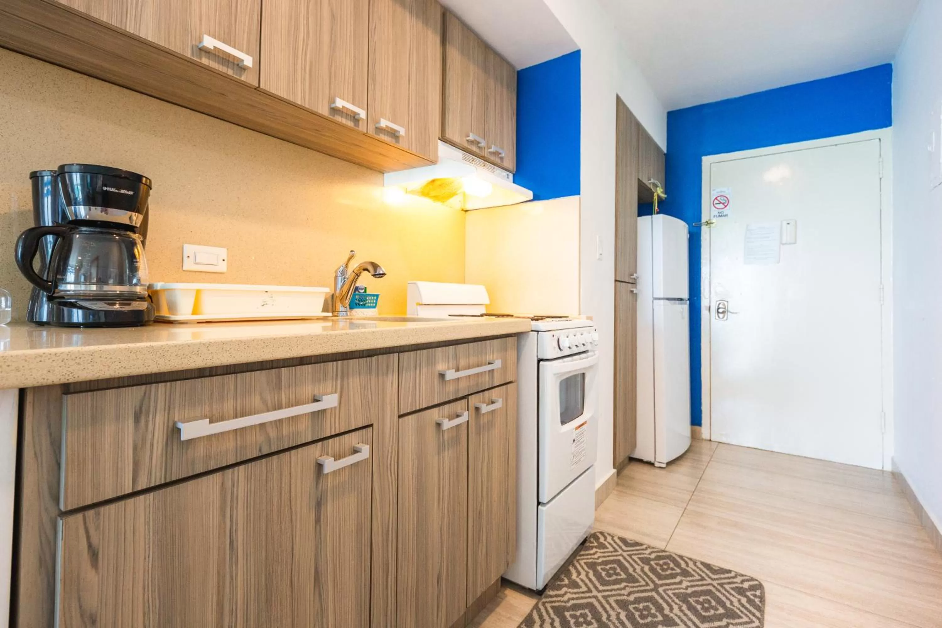 Coffee/tea facilities, Kitchen/Kitchenette in ESJ Towers by Chana