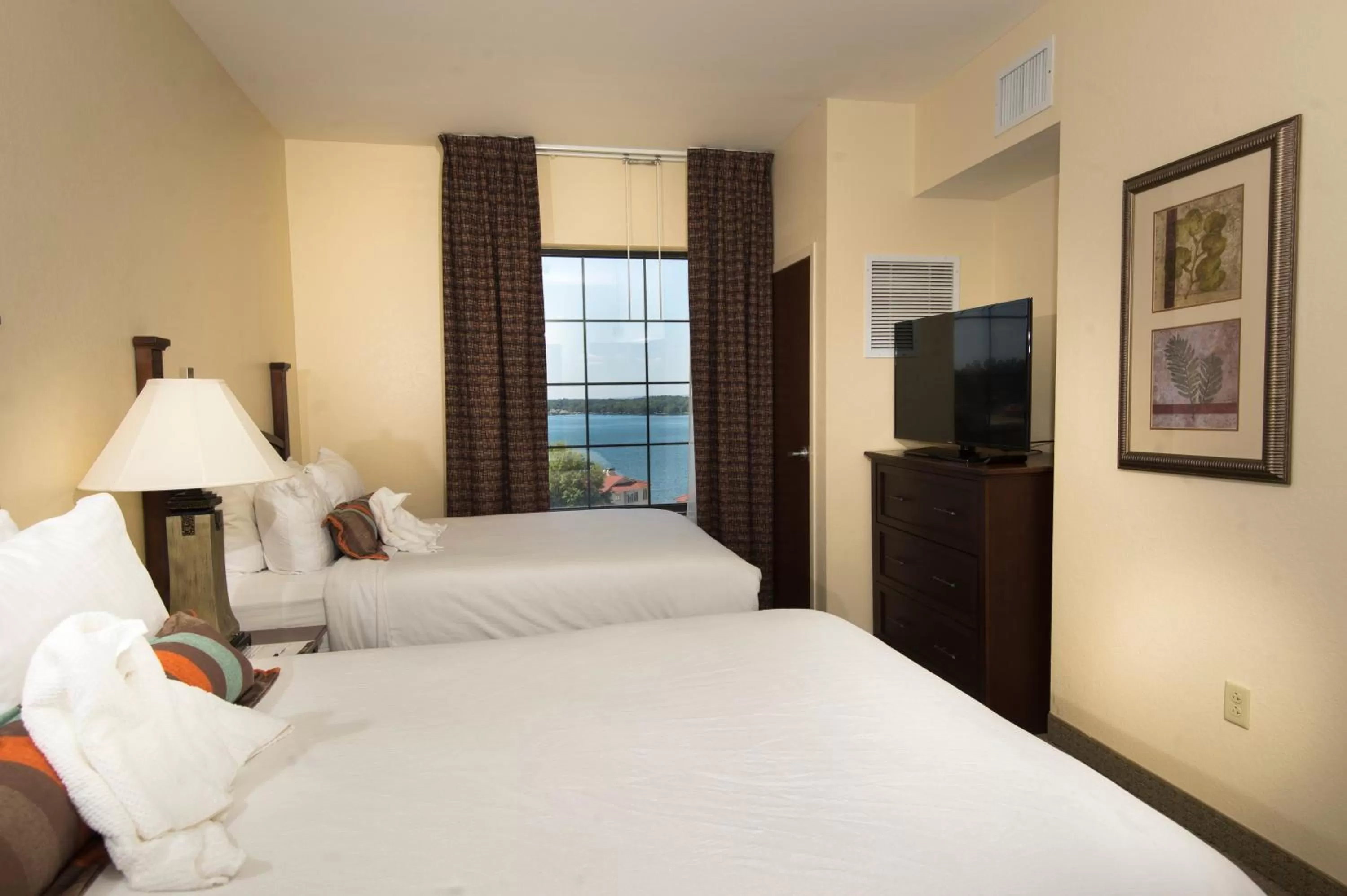 Photo of the whole room, Bed in Staybridge Suites Hot Springs by IHG