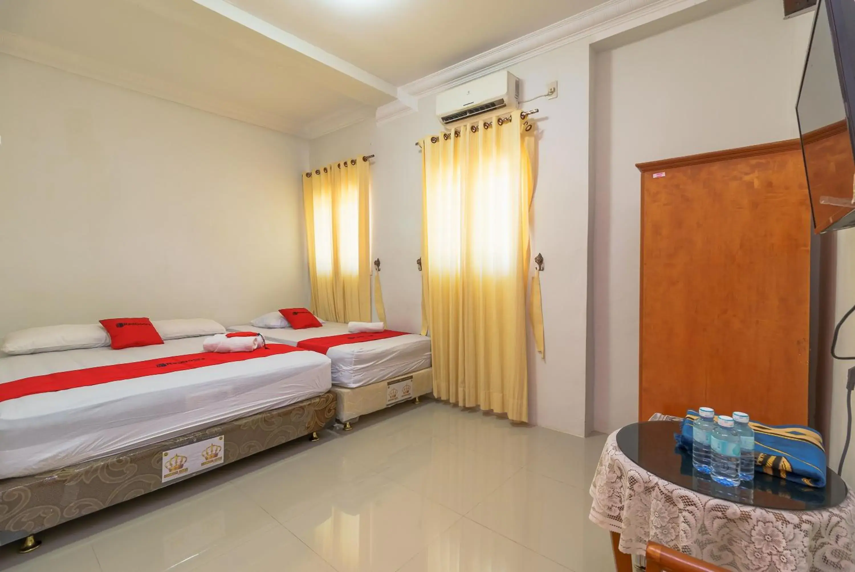 Family Room in RedDoorz Syariah @ Panglima Nyak Makam Aceh Family Room in RedDoorz Syariah @ Panglima Nyak Makam Aceh