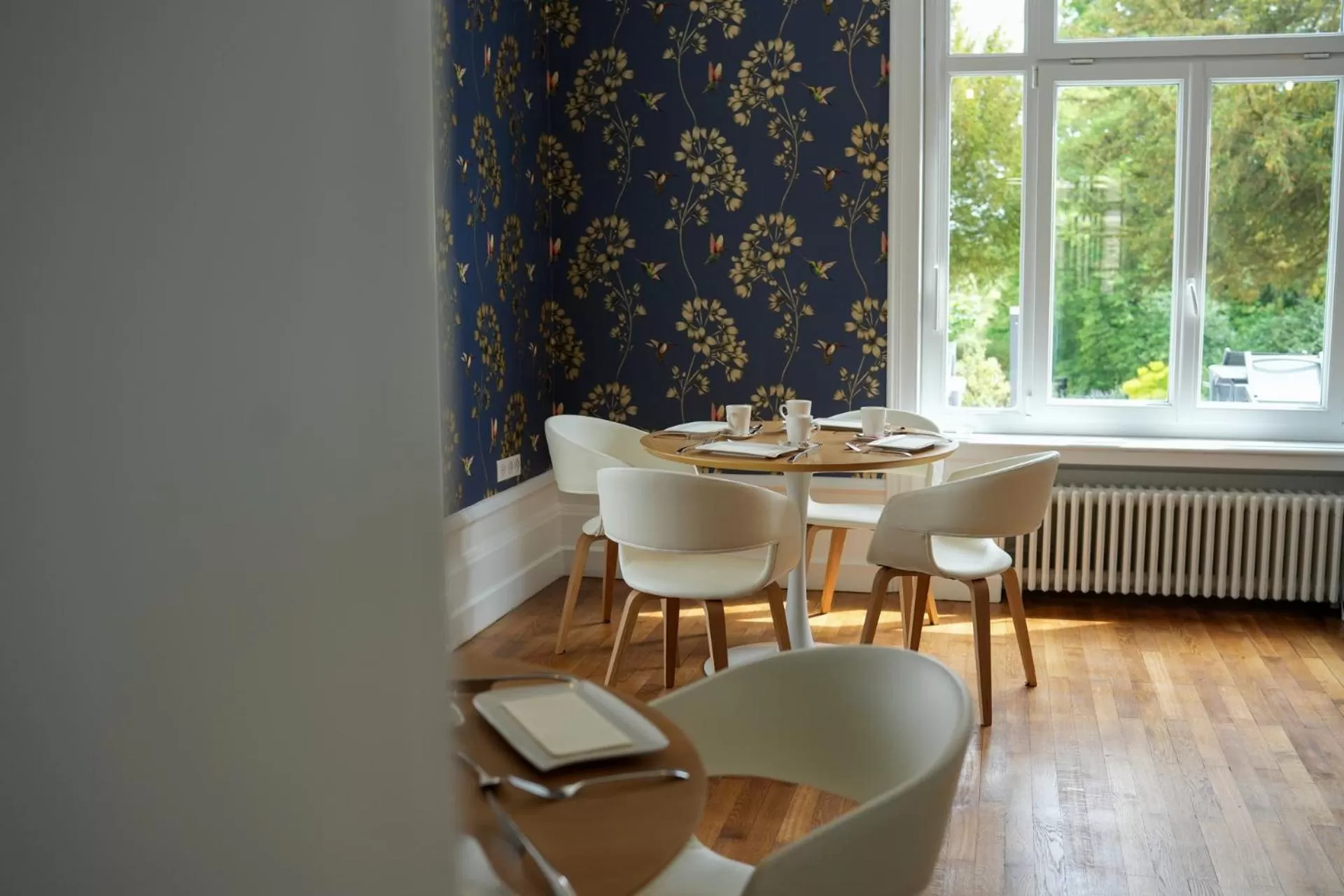 Property building in Hôtel Échappée en Baie - Parking privé gratuit dont forfaits bornes électriques réservable