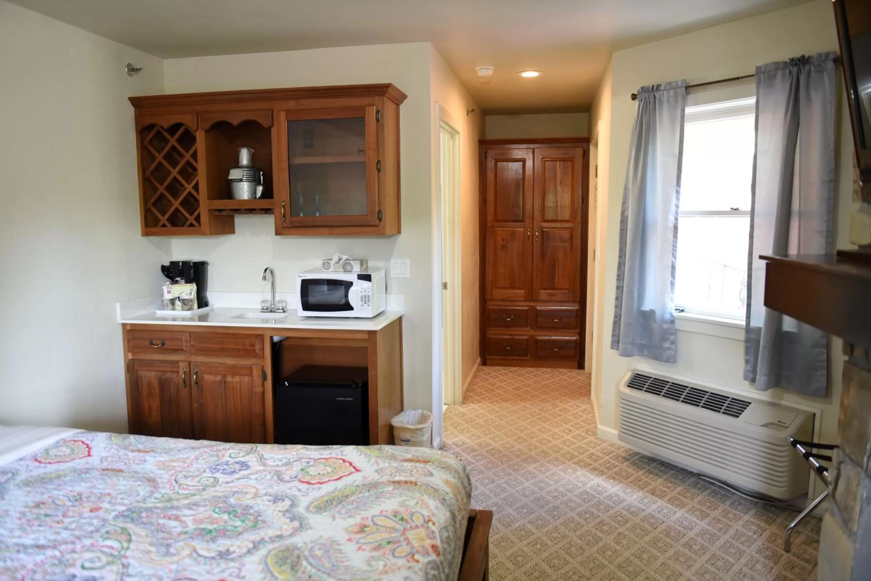 Coffee/tea facilities, Bed in Heidi Motel - Helen