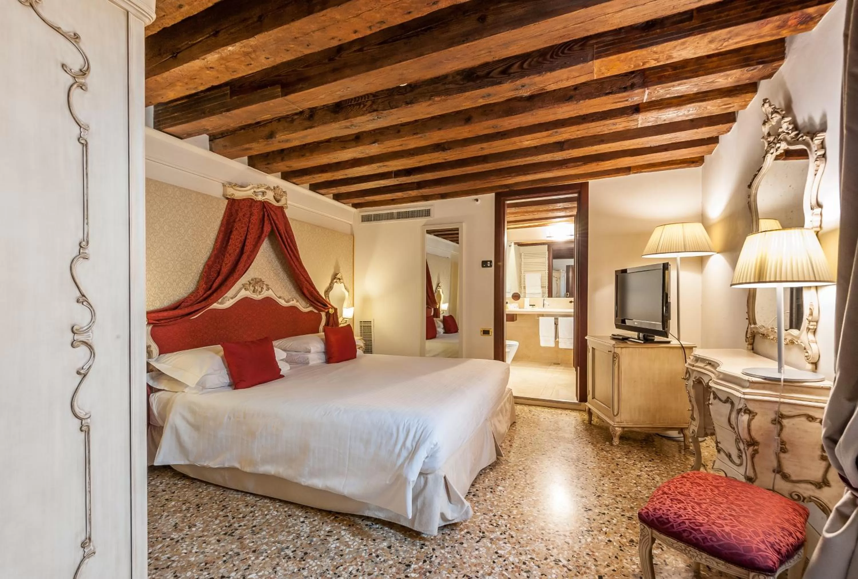 Photo of the whole room, Bed in Ruzzini Palace Hotel