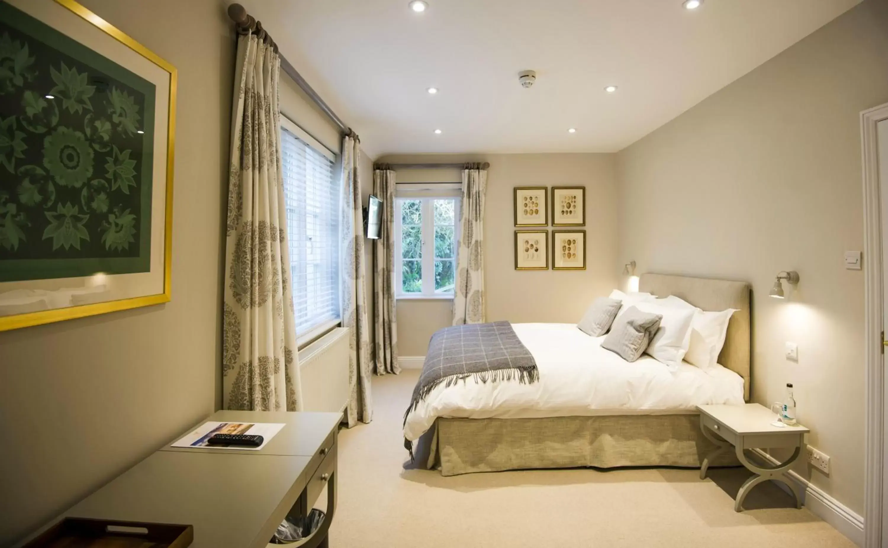 Deluxe Double Room in Cowdray Lodge B&B rooms Deluxe Double Room in Cowdray Lodge B&B rooms
