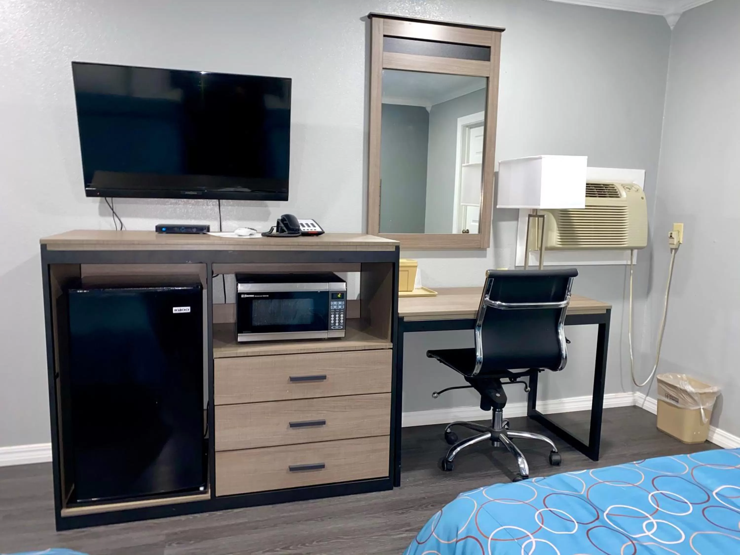 TV and multimedia in Budget Host Inn