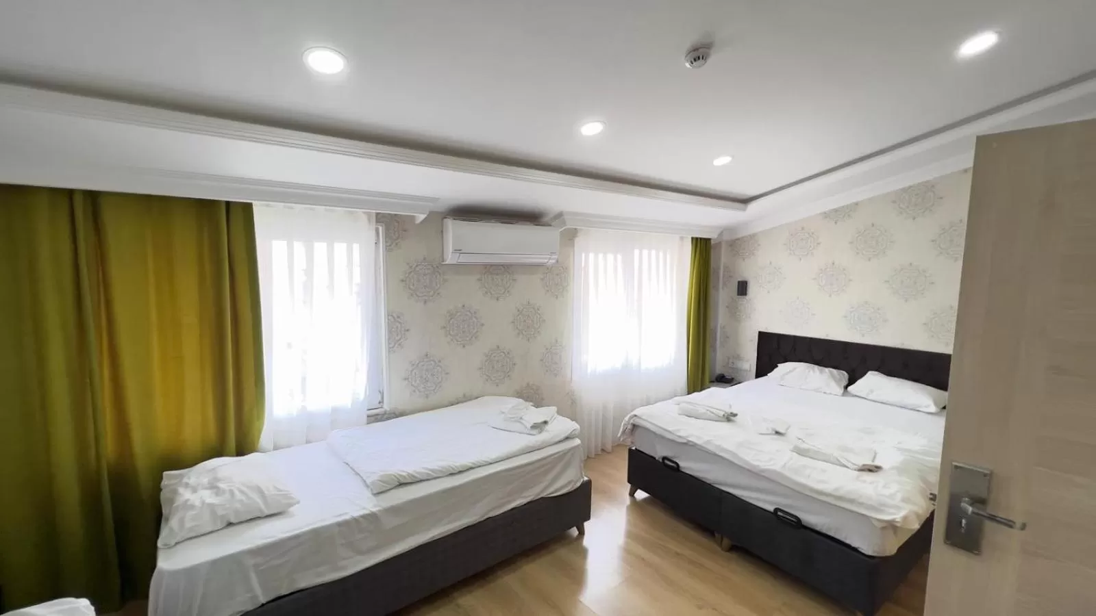 Shower, Bed in The Lola Hotel