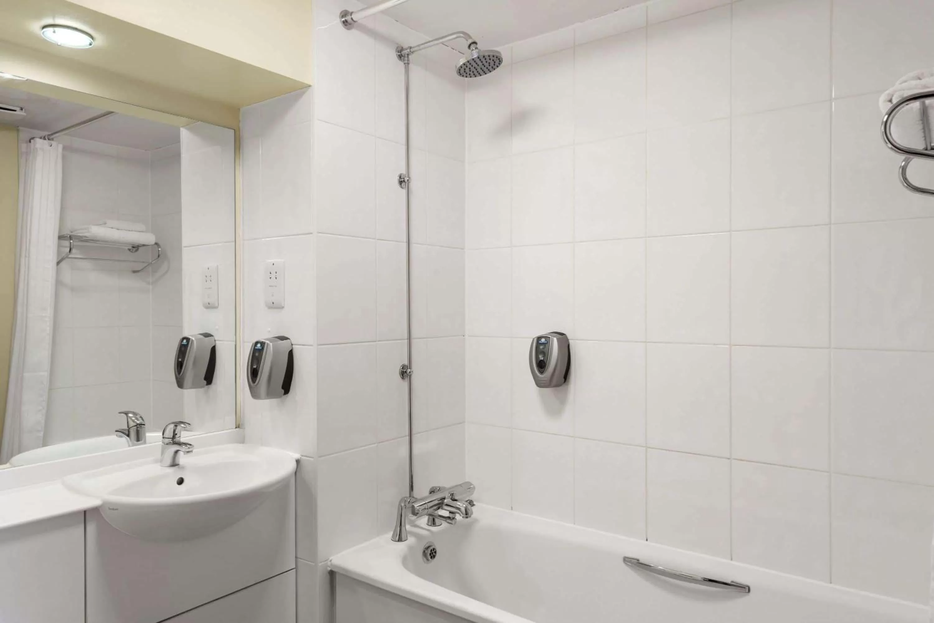 Bathroom in Days Inn Hamilton