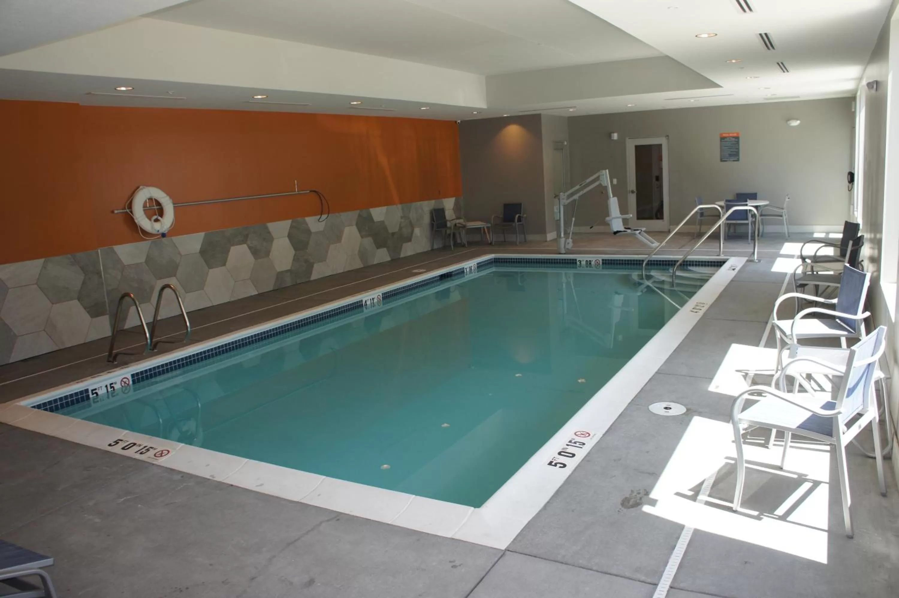Swimming pool in La Quinta Inn & Suites by Wyndham Marysville