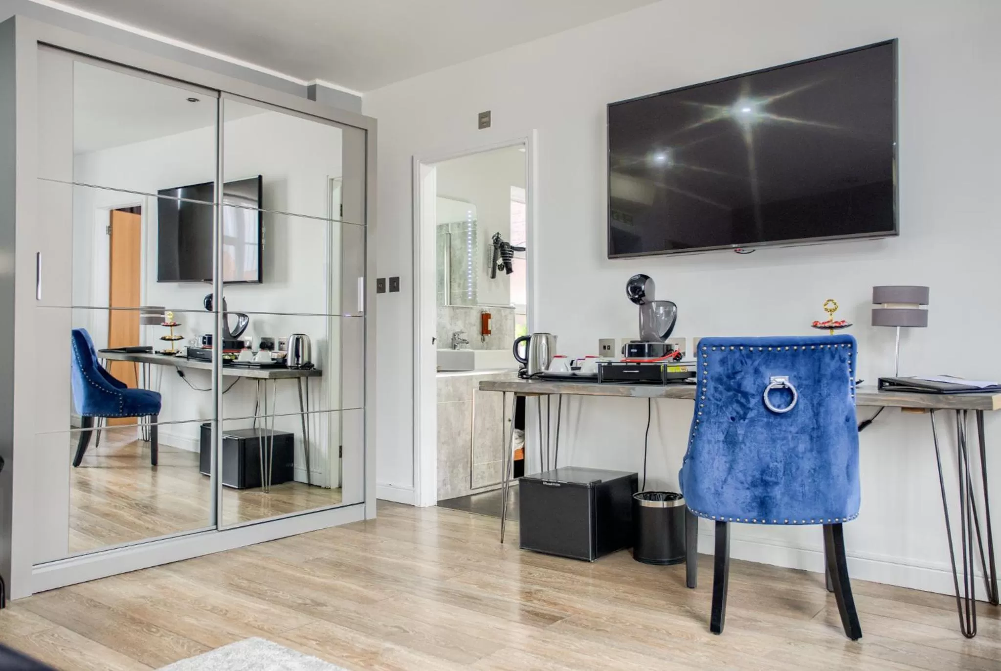 Communal lounge/ TV room in Villare Leicester City Centre hotel