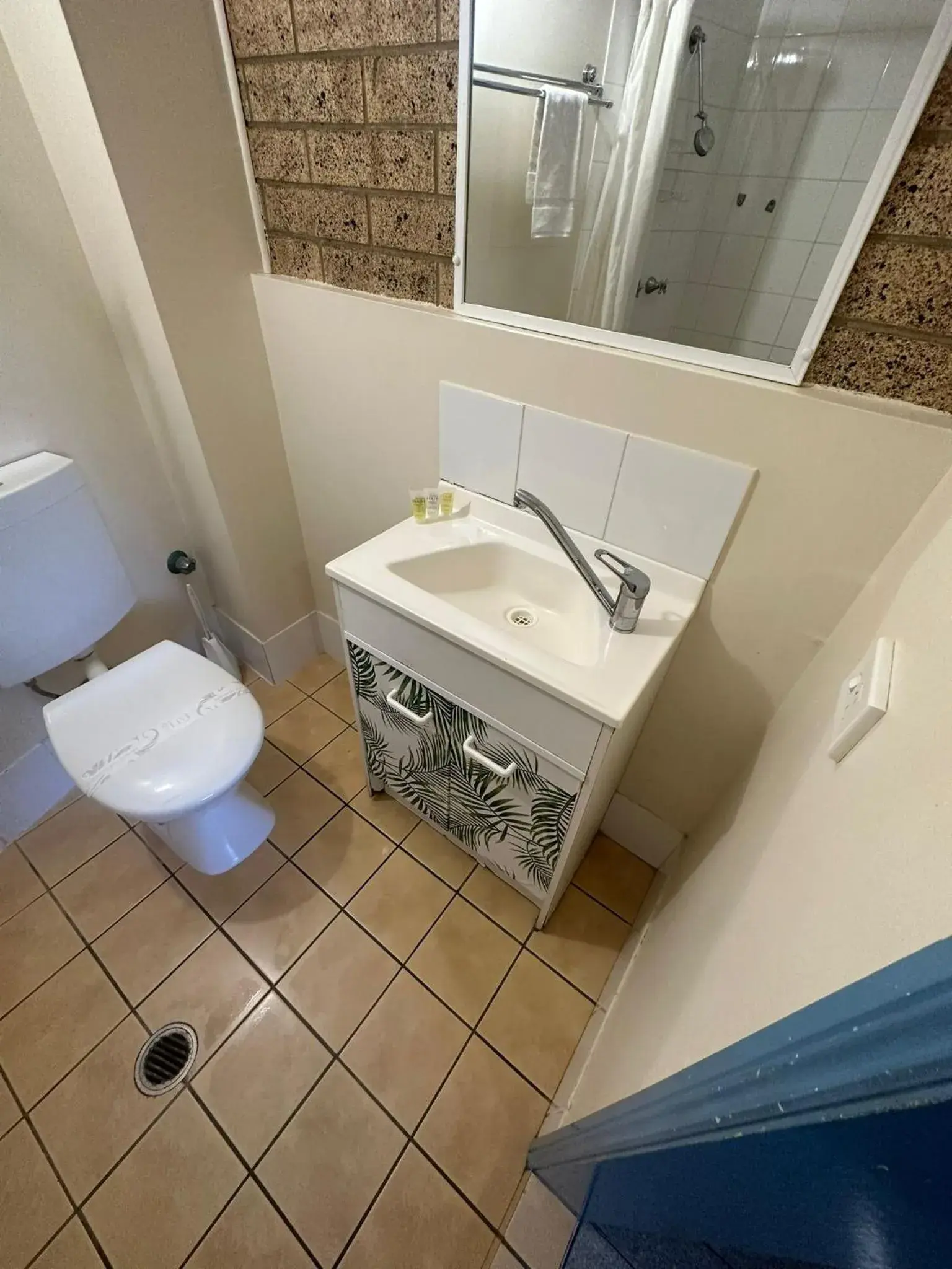 Standard Double Room with Private Bathroom in Coolum Budget Accommodation Standard Double Room with Private Bathroom in Coolum Budget Accommodation