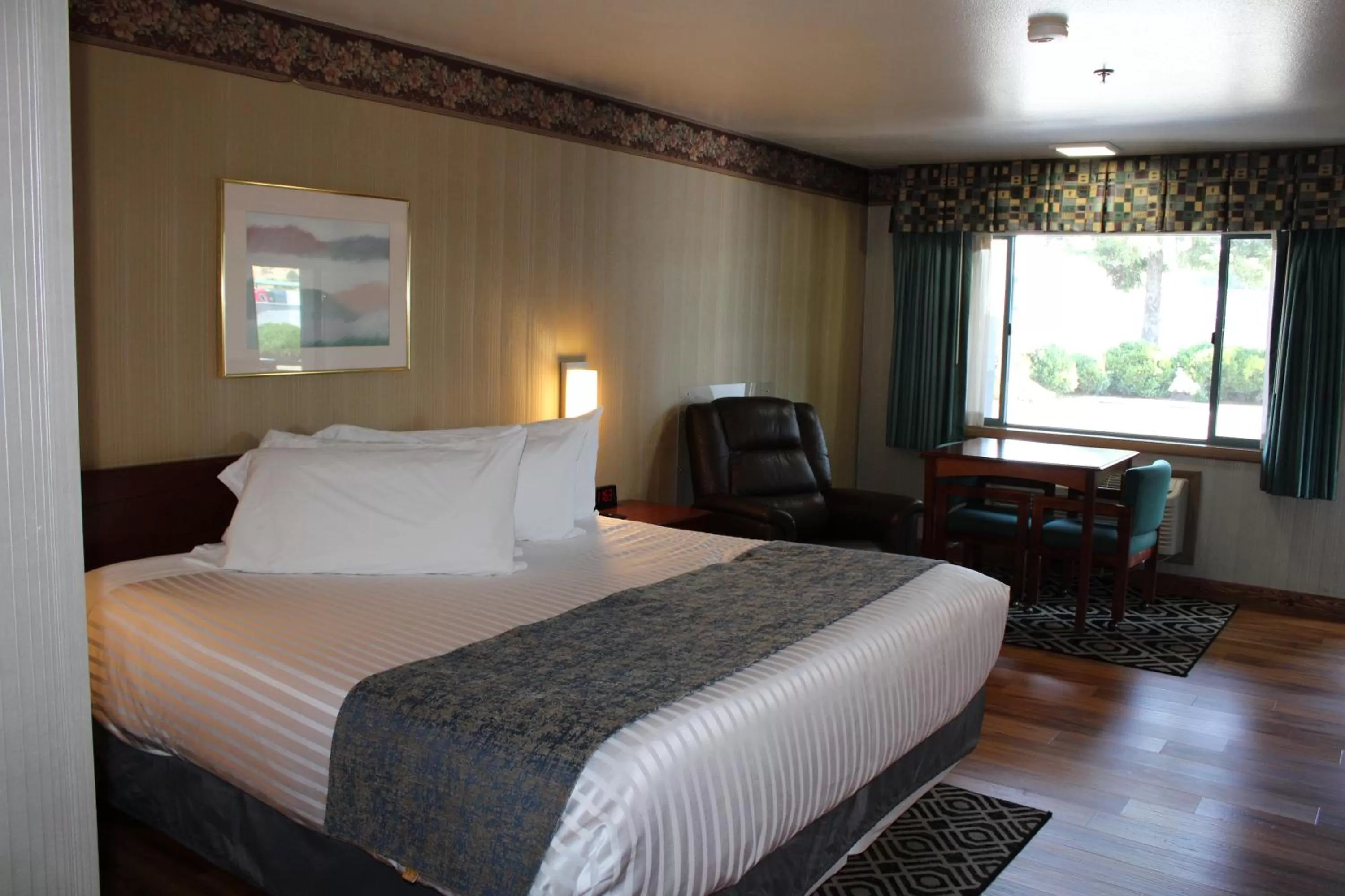 Bed in Americas Best Value Inn Phoenix Medford