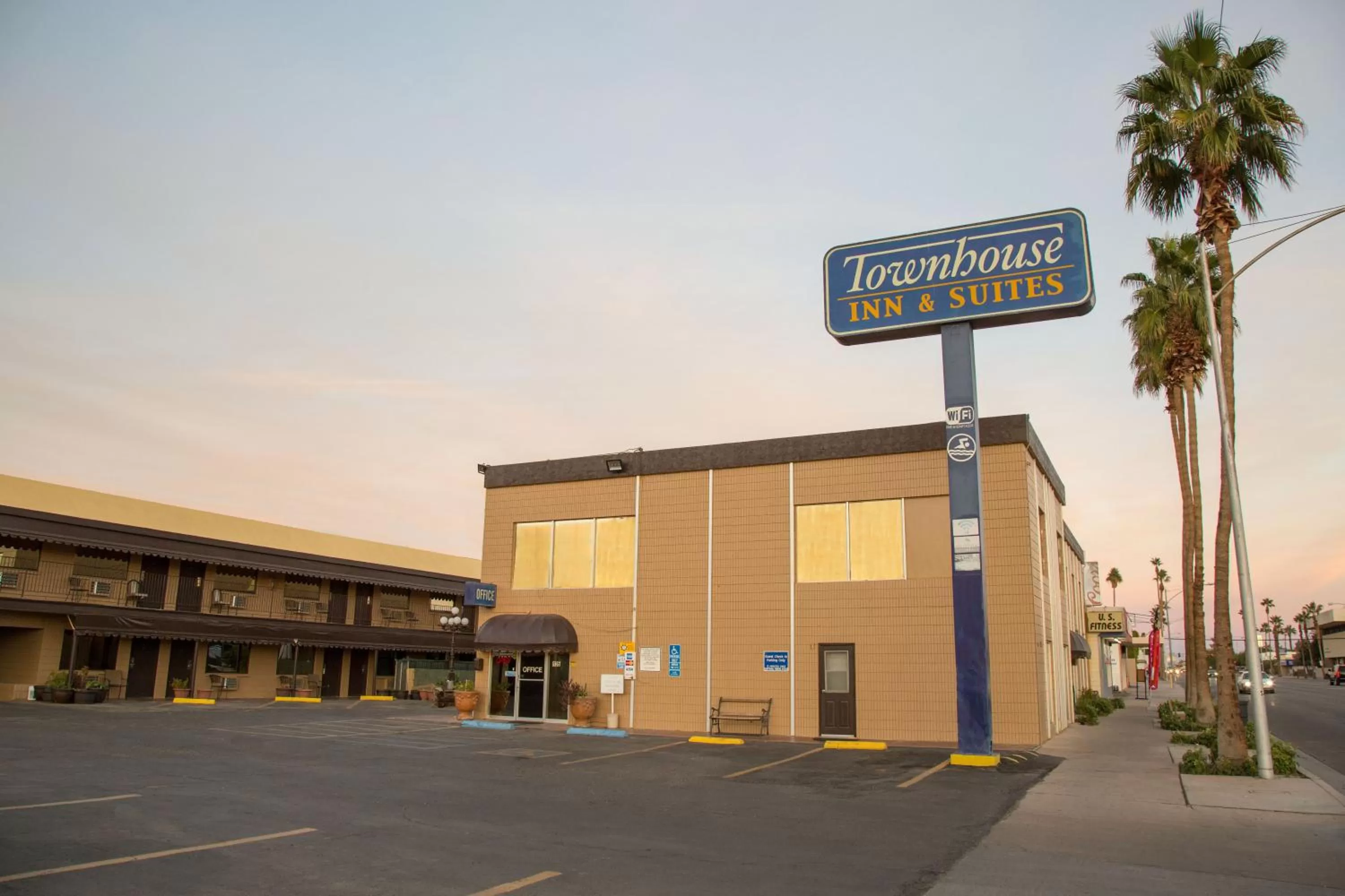 Facade/entrance in Townhouse Inn and Suites