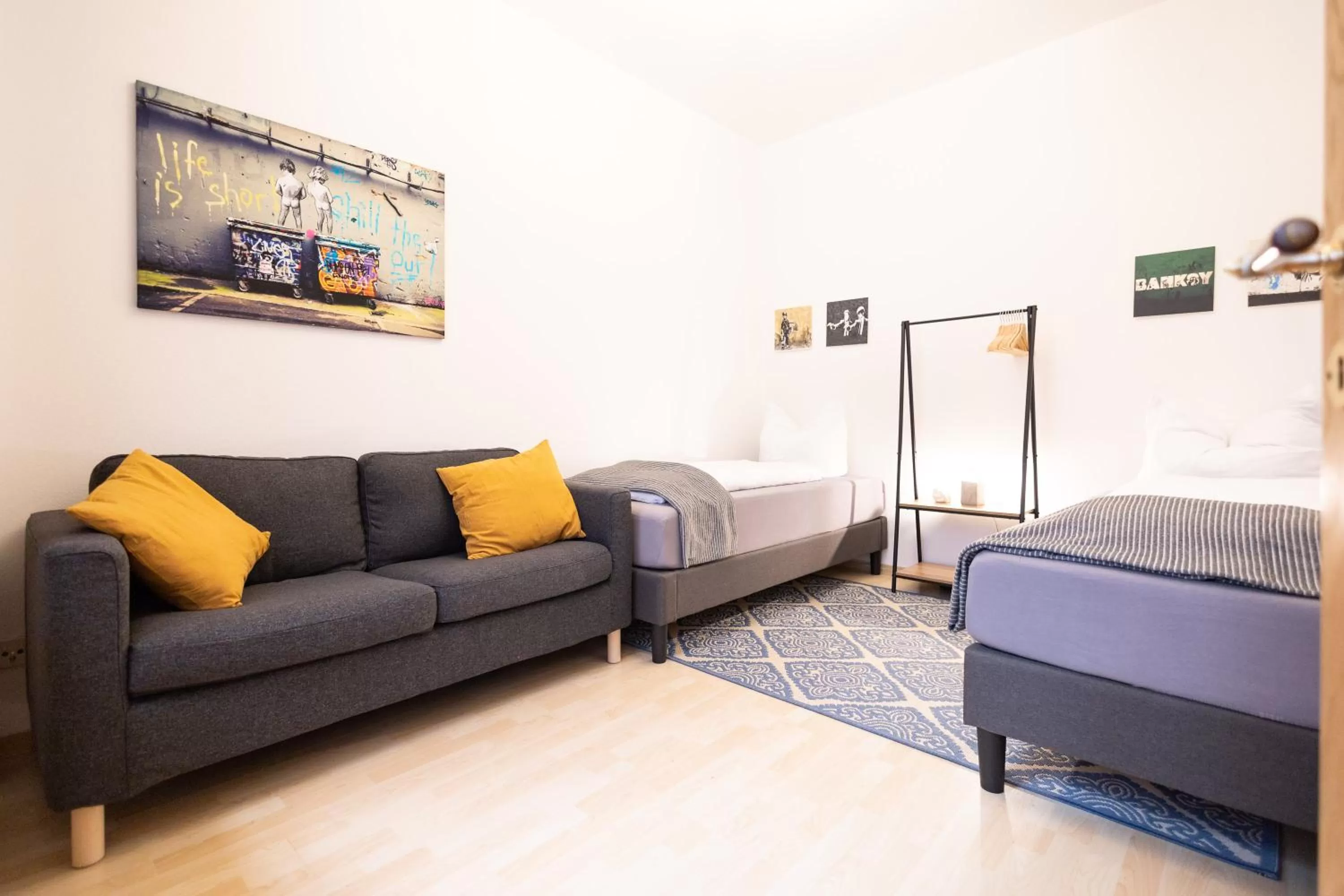 Bed, Seating Area in Ko-Living Space an der Oper - Street Art Design Apartments