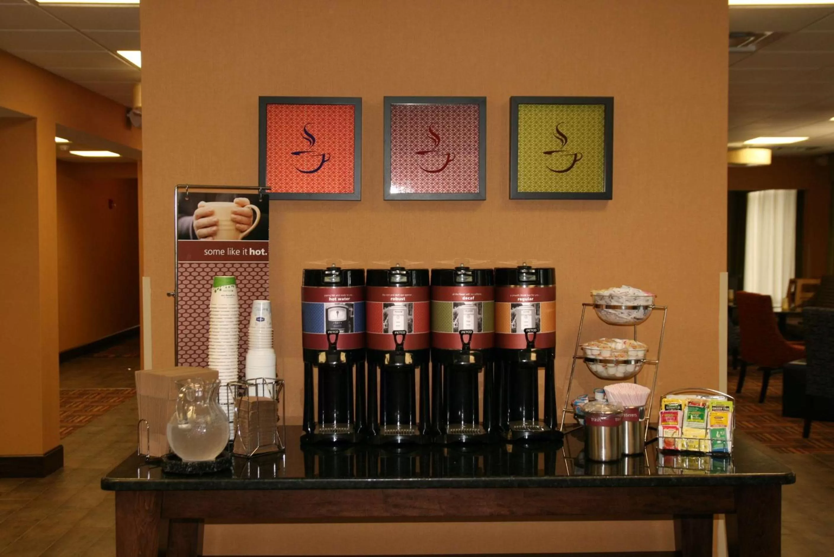 Dining area in Hampton Inn Youngstown-North