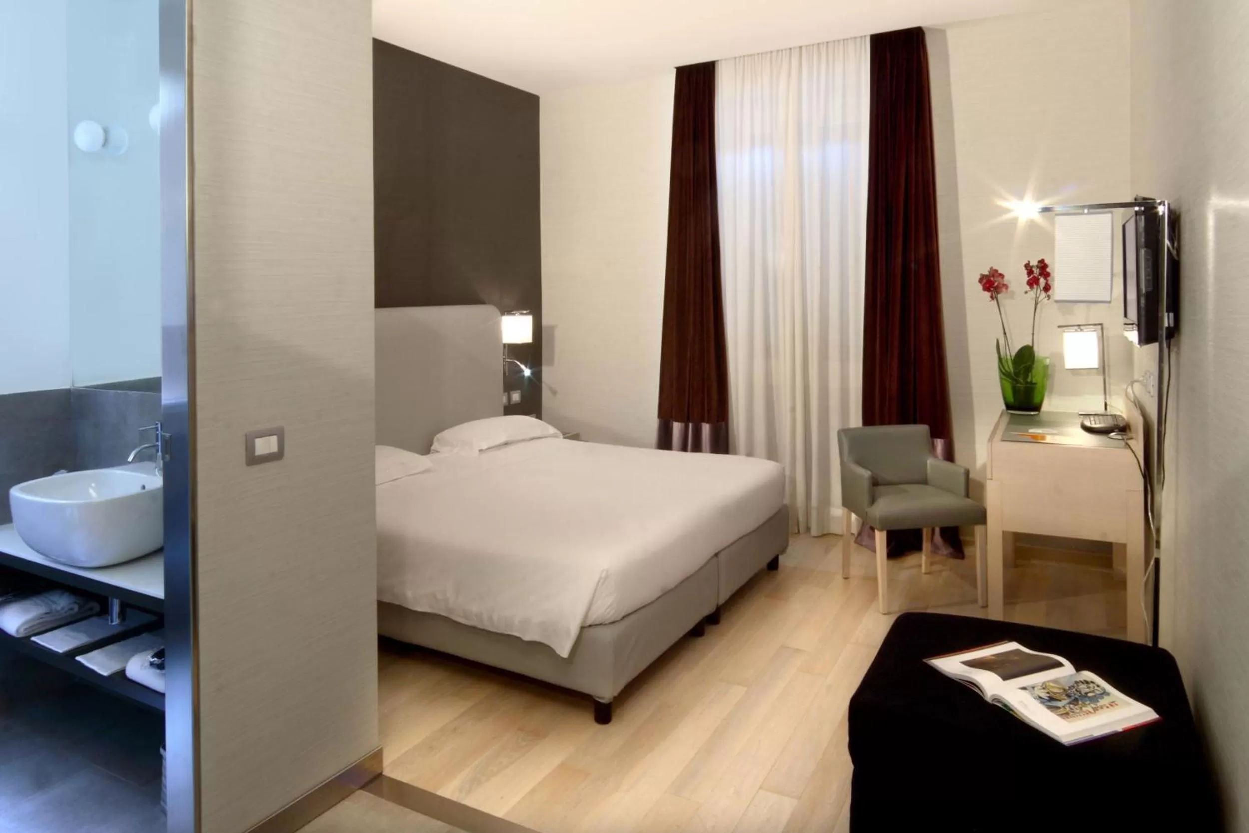 Photo of the whole room in Hotel Adriano