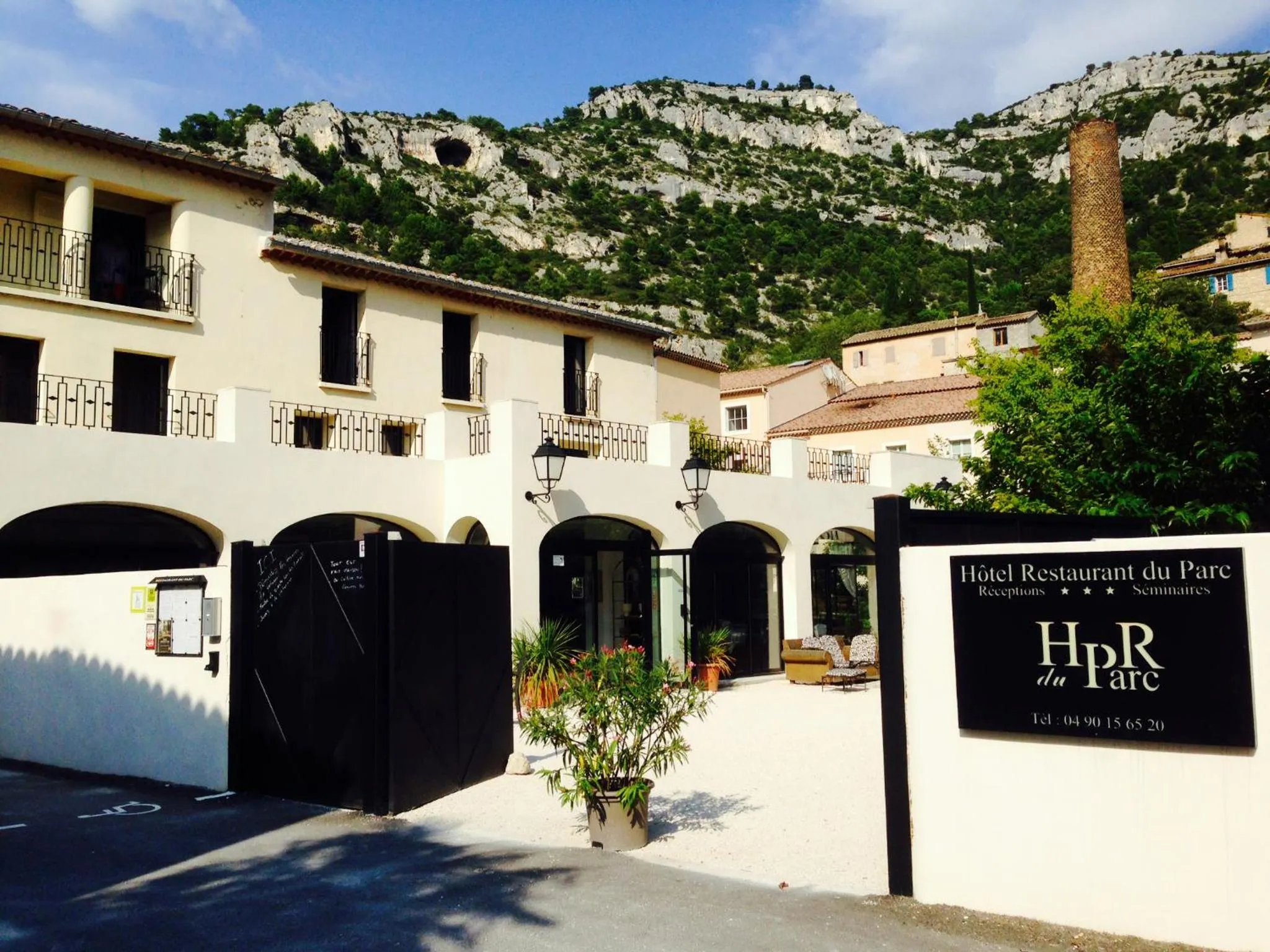 Facade/entrance in Logis Hôtel Restaurant du Parc