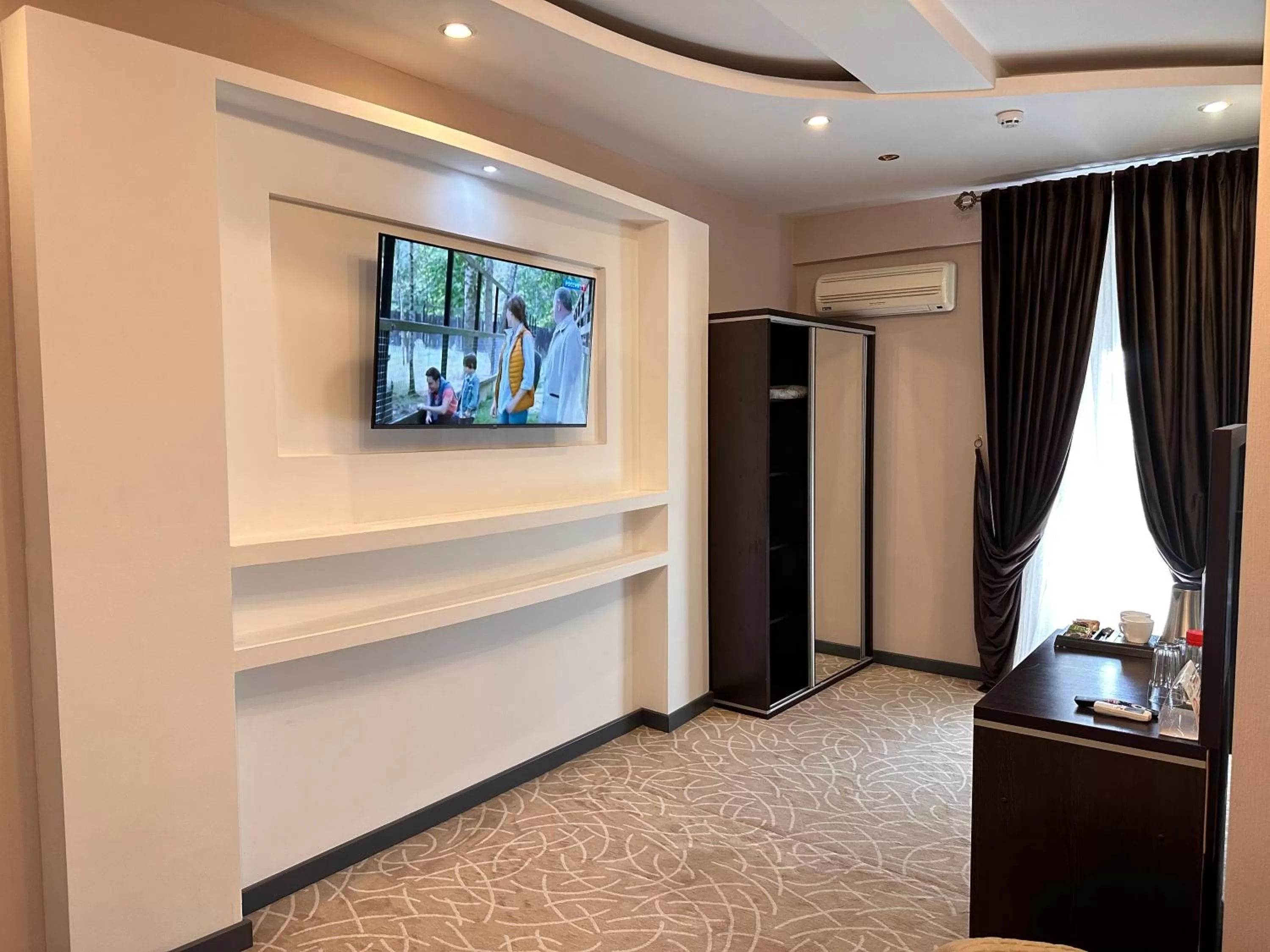 TV/Entertainment Center in Astor Hotel