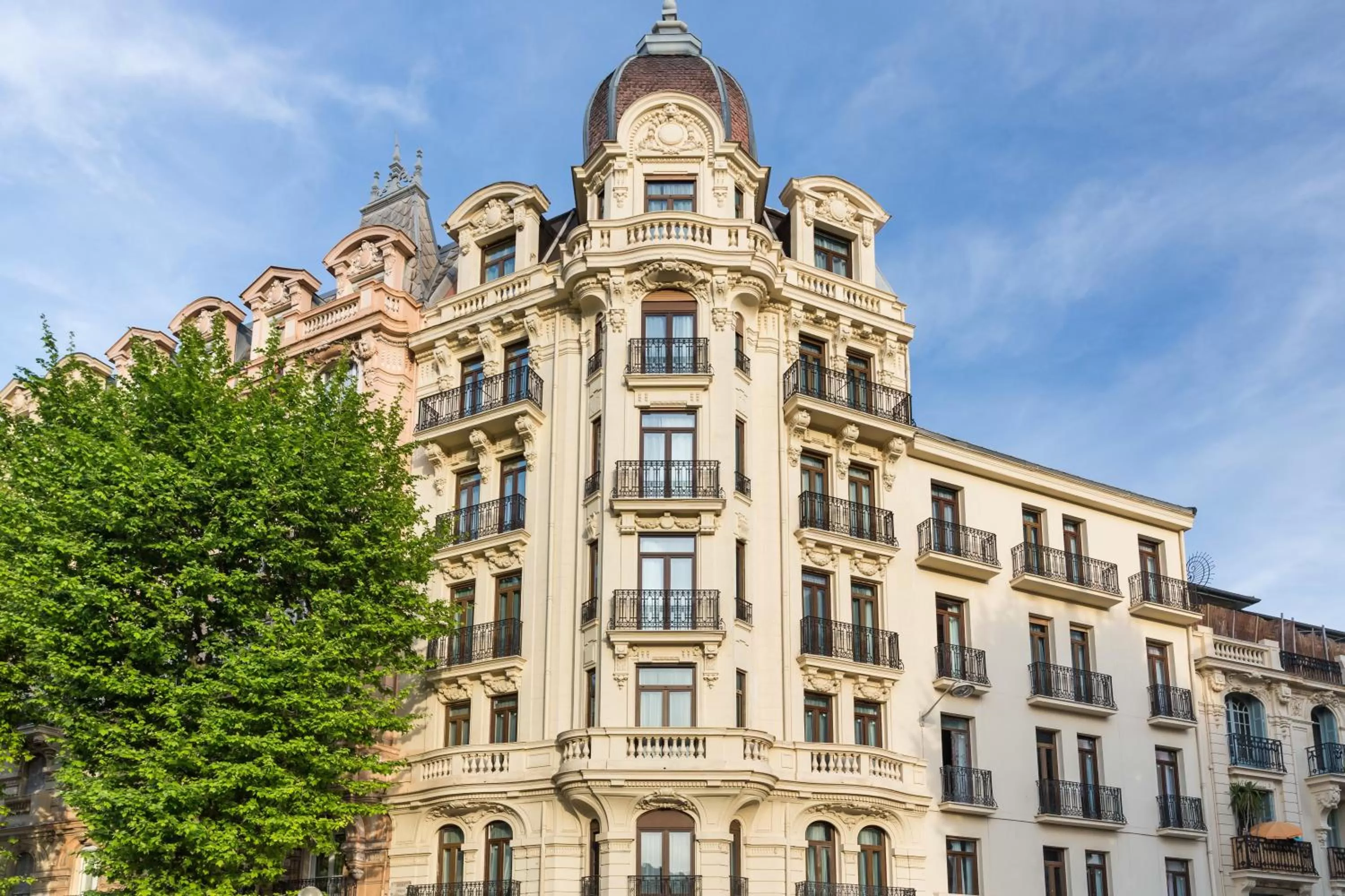 Facade/entrance in Villa Bougainville by Happyculture