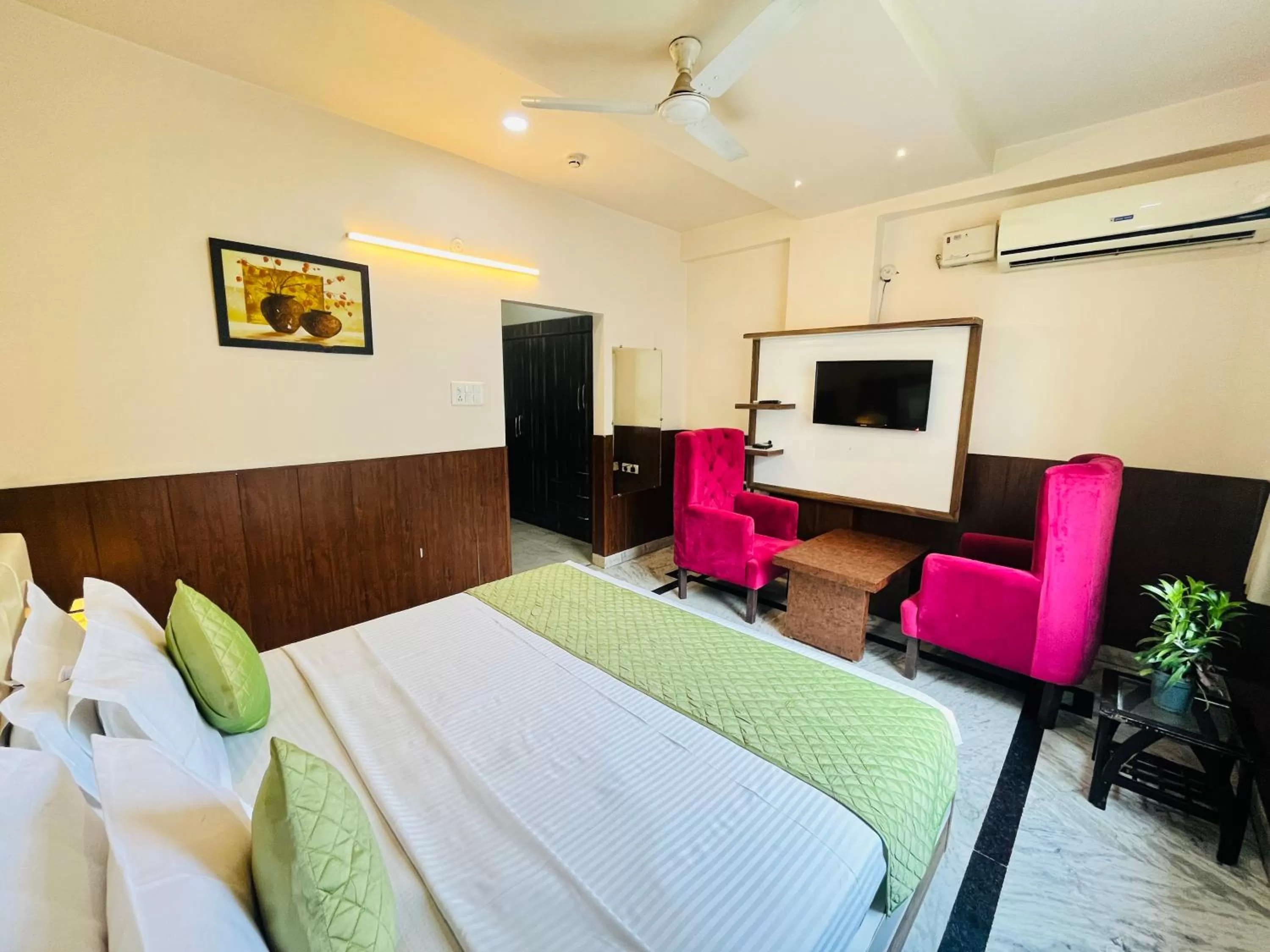 Bed in Hotel The Leaf - Gomti Nagar Lucknow