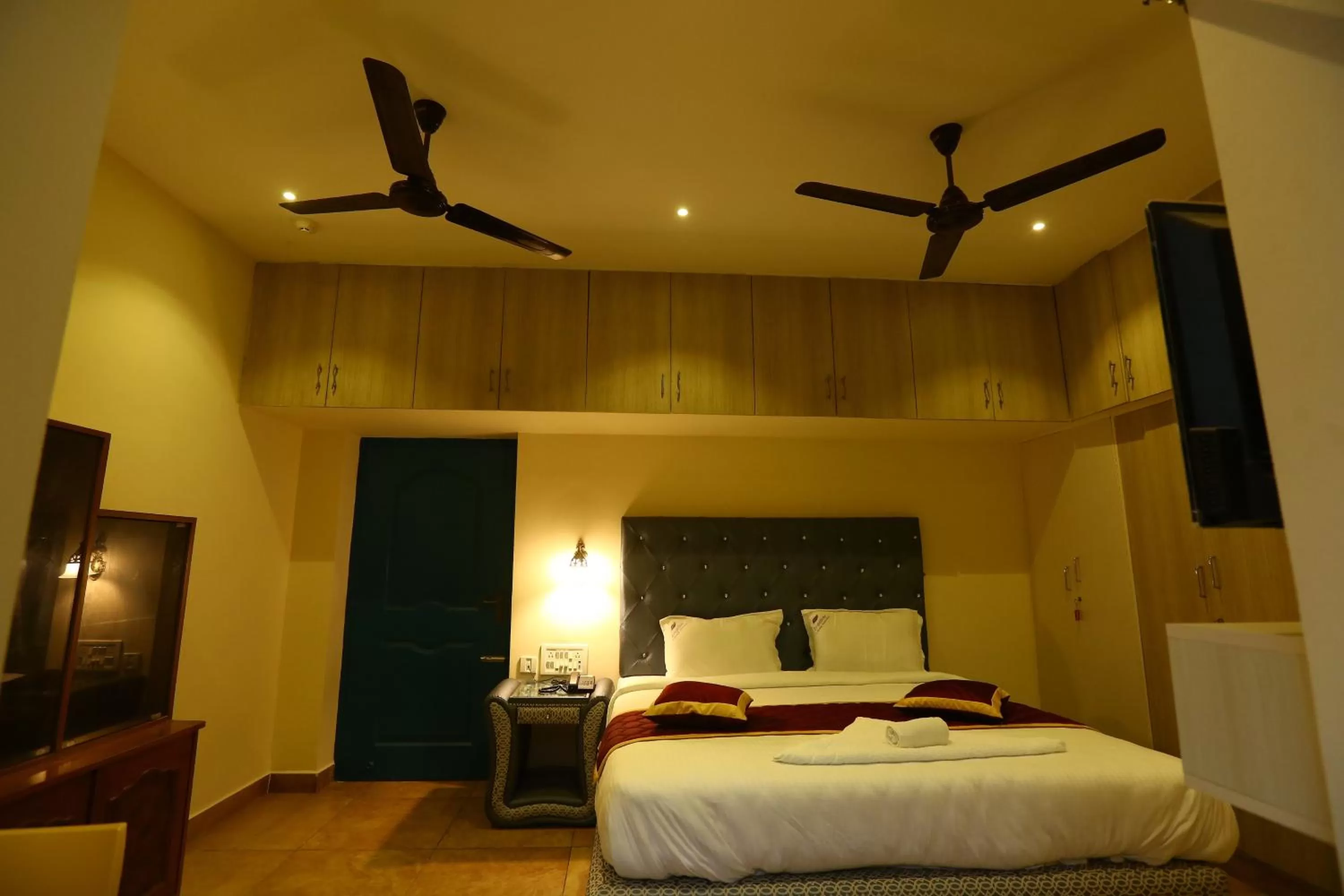 cot, Bed in Zingle Stay Airport Hotel