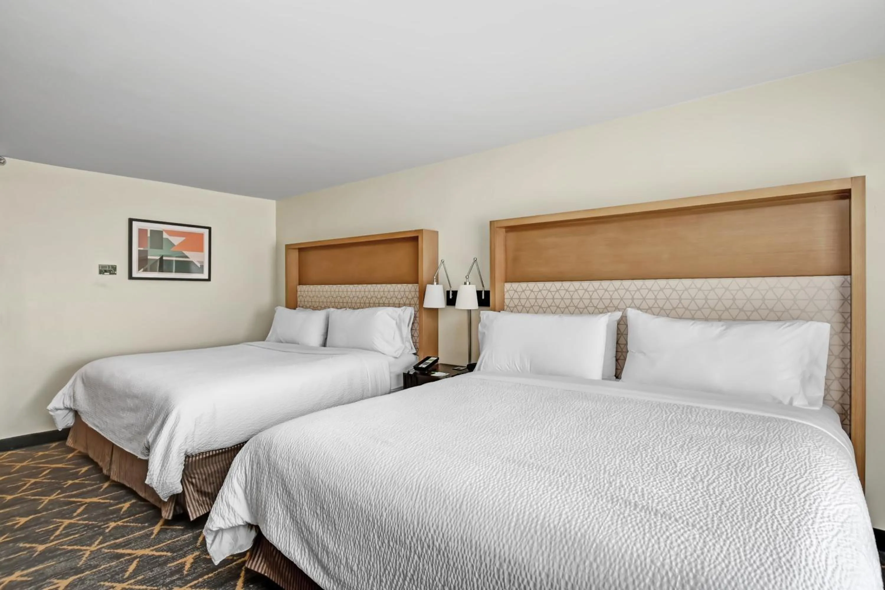 Photo of the whole room, Bed in Holiday Inn - Piscataway - Somerset by IHG