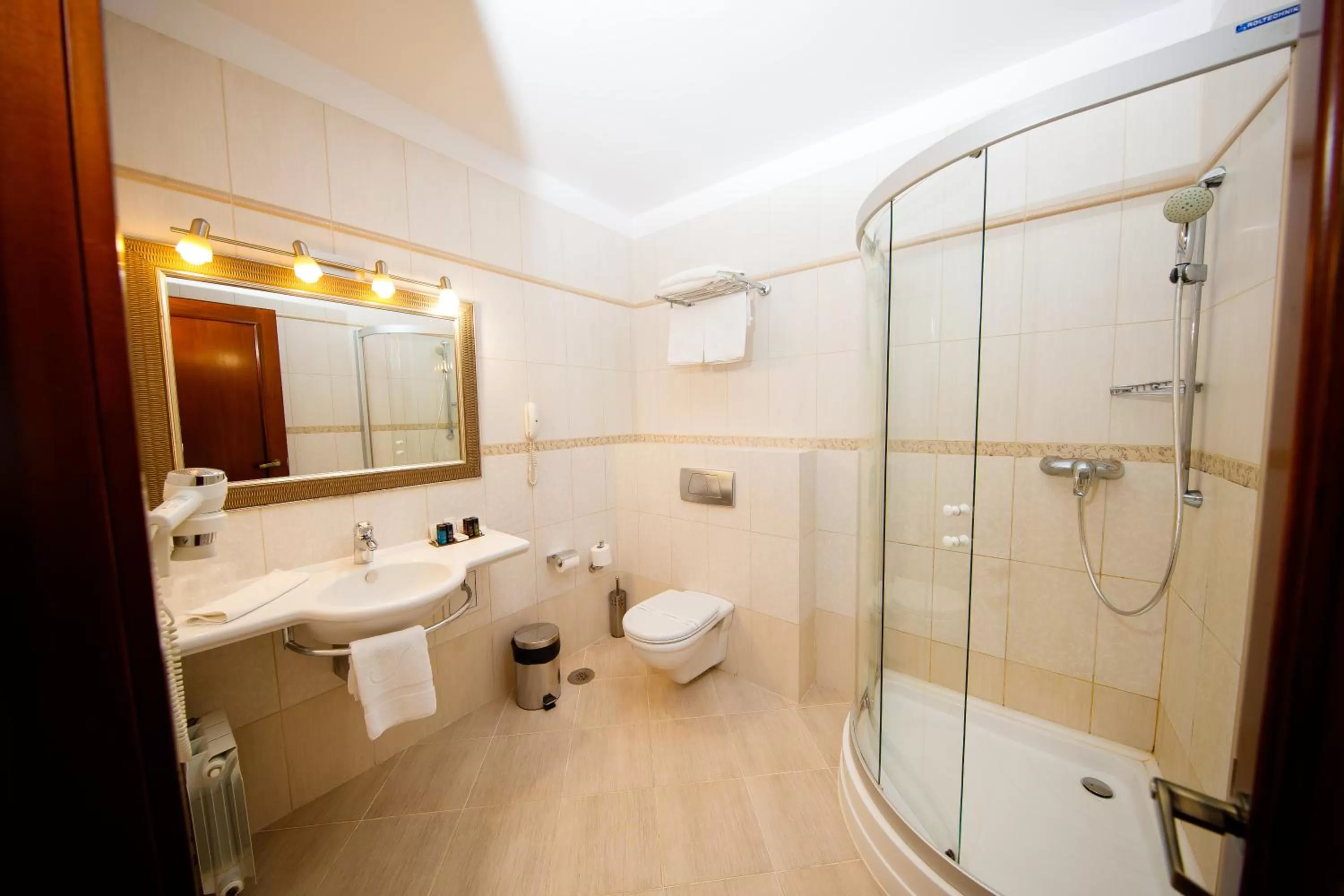 Shower, Bathroom in Hotel Select